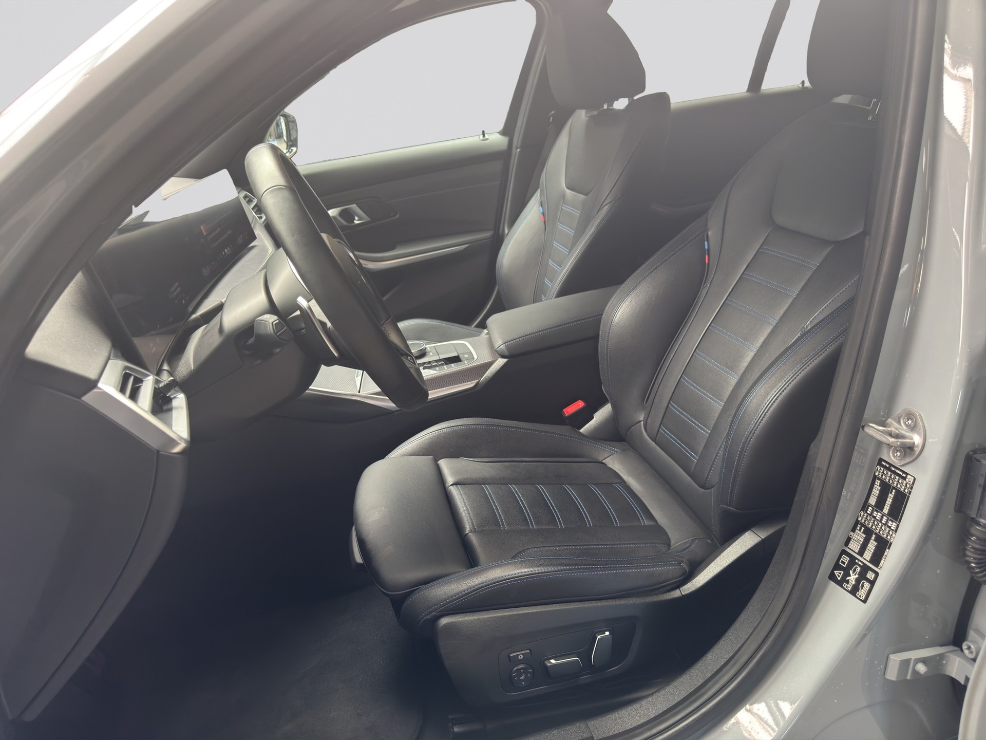 BMW 320d xDrive M Sport Steptronic-image-5
