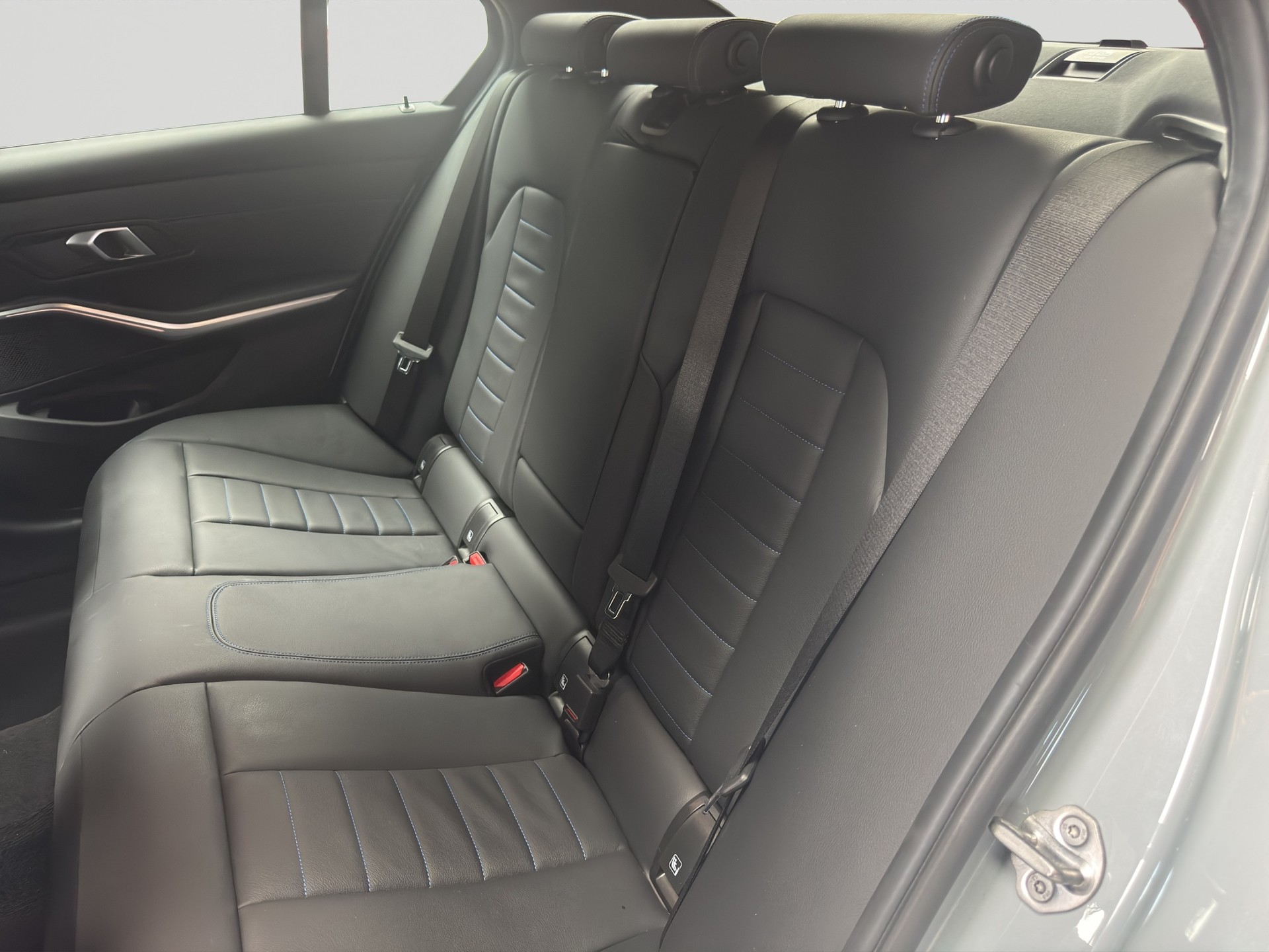 BMW 320d xDrive M Sport Steptronic-image-7