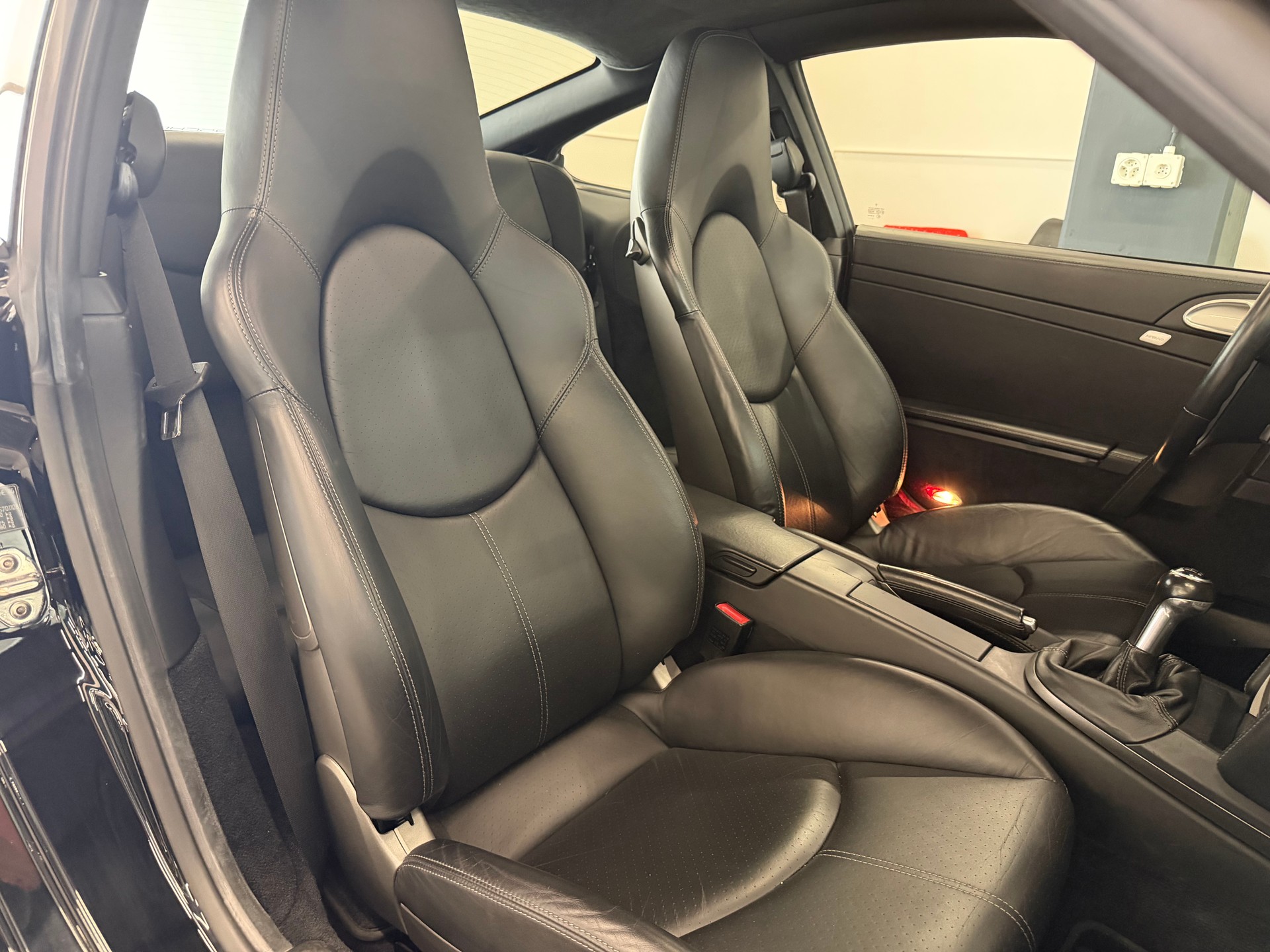 PORSCHE 911 Carrera-image-29