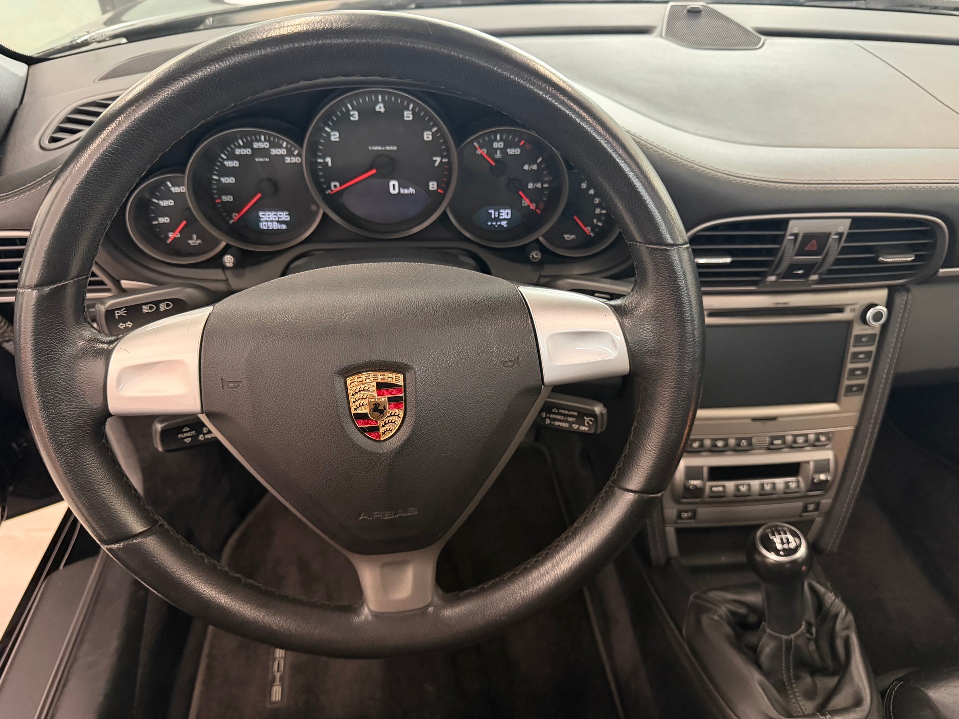 PORSCHE 911 Carrera-image-24