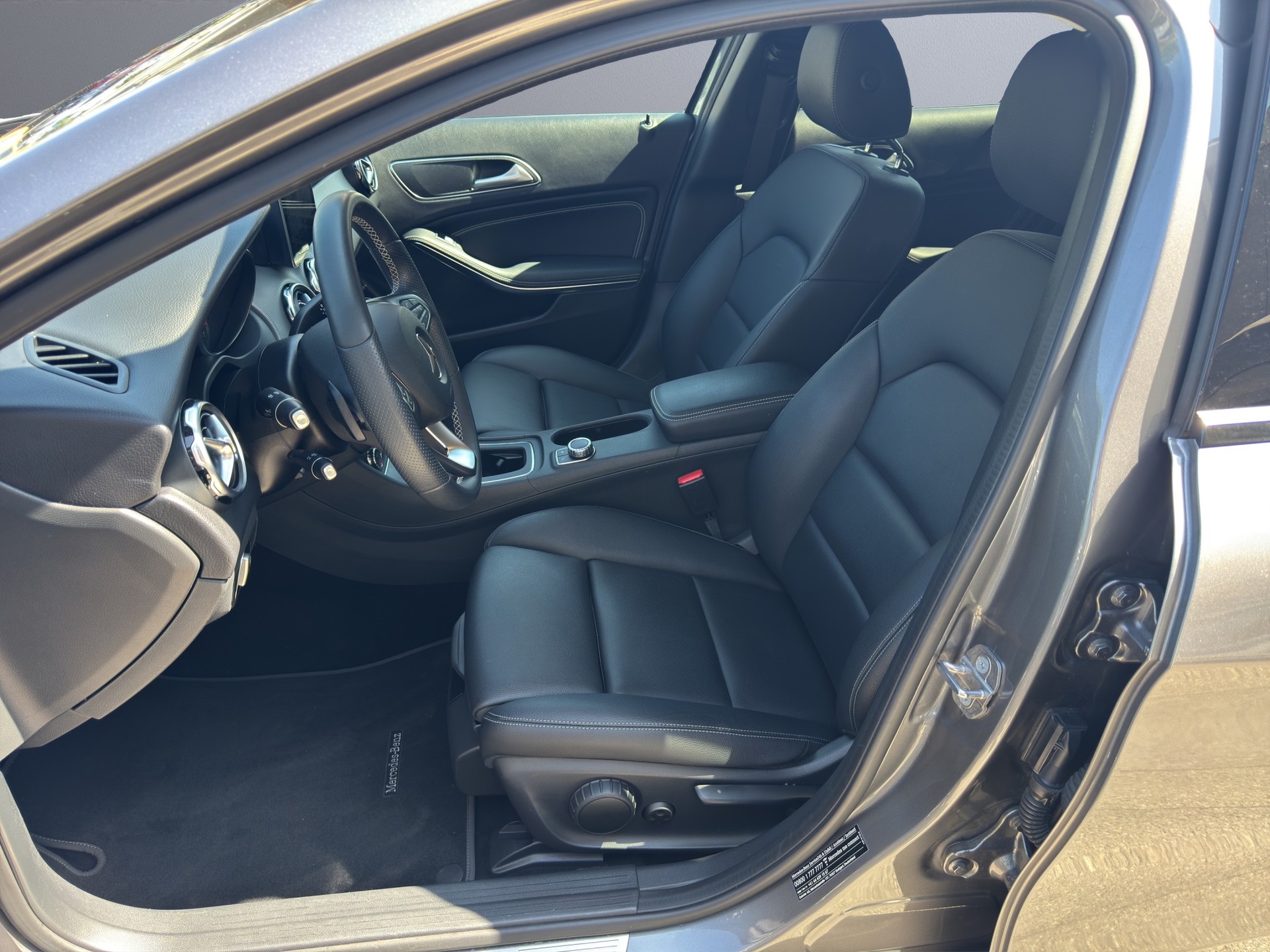 MERCEDES-BENZ GLA 200 Night Star 7G-DCT-image-10