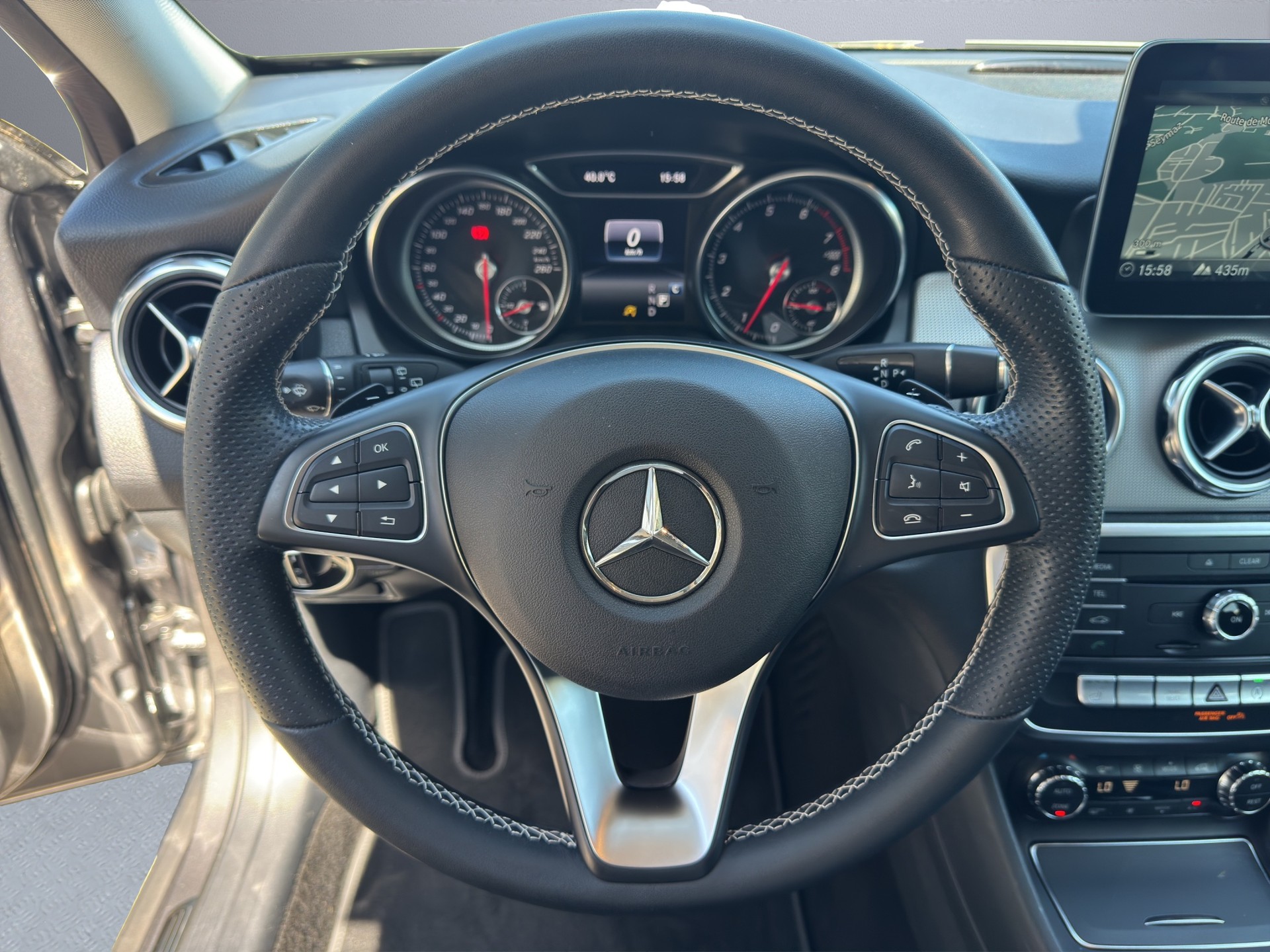 MERCEDES-BENZ GLA 200 Night Star 7G-DCT-image-11