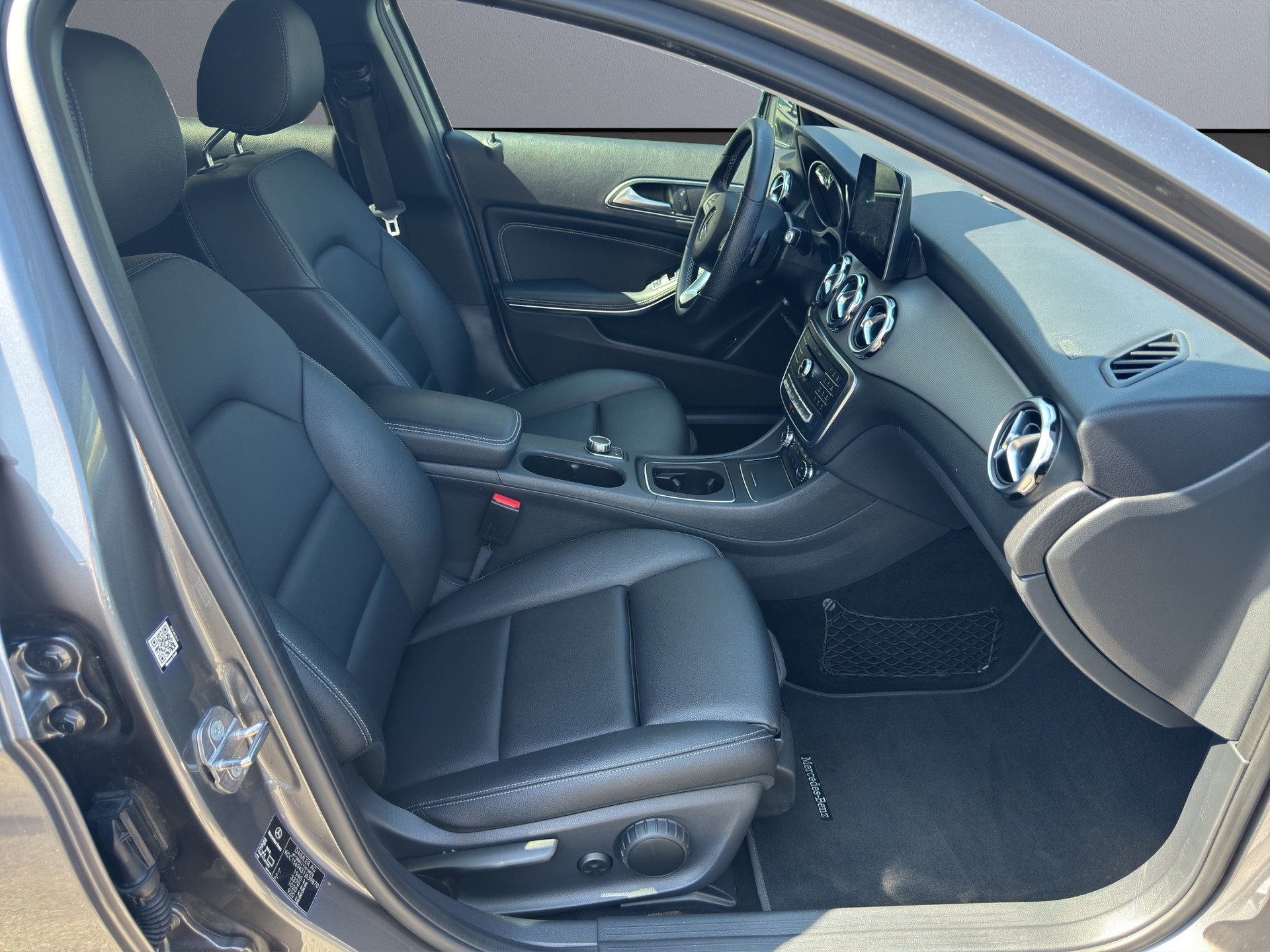 MERCEDES-BENZ GLA 200 Night Star 7G-DCT-image-15