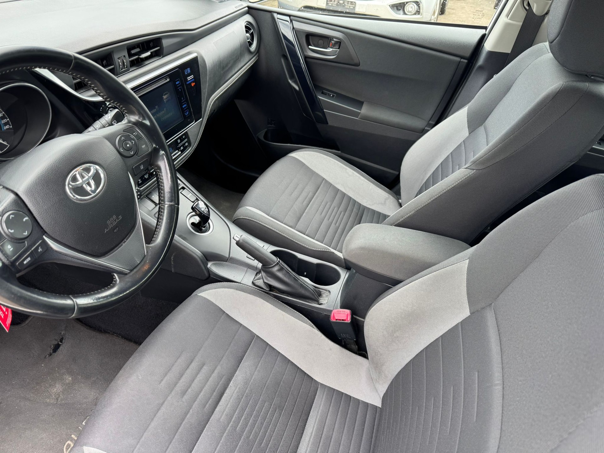 TOYOTA Auris Touring Sports 1.8 HSD Trend e-CVT-image-11