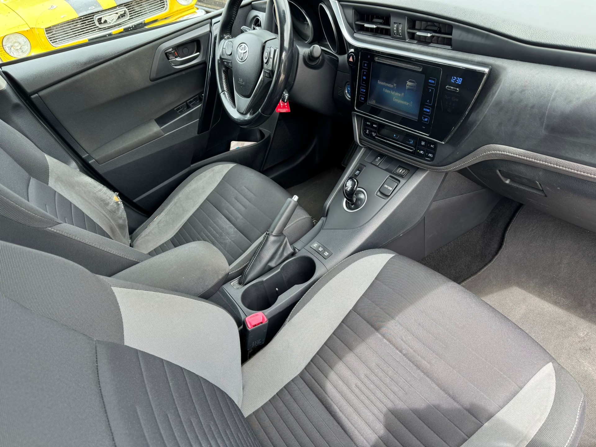 TOYOTA Auris Touring Sports 1.8 HSD Trend e-CVT-image-12