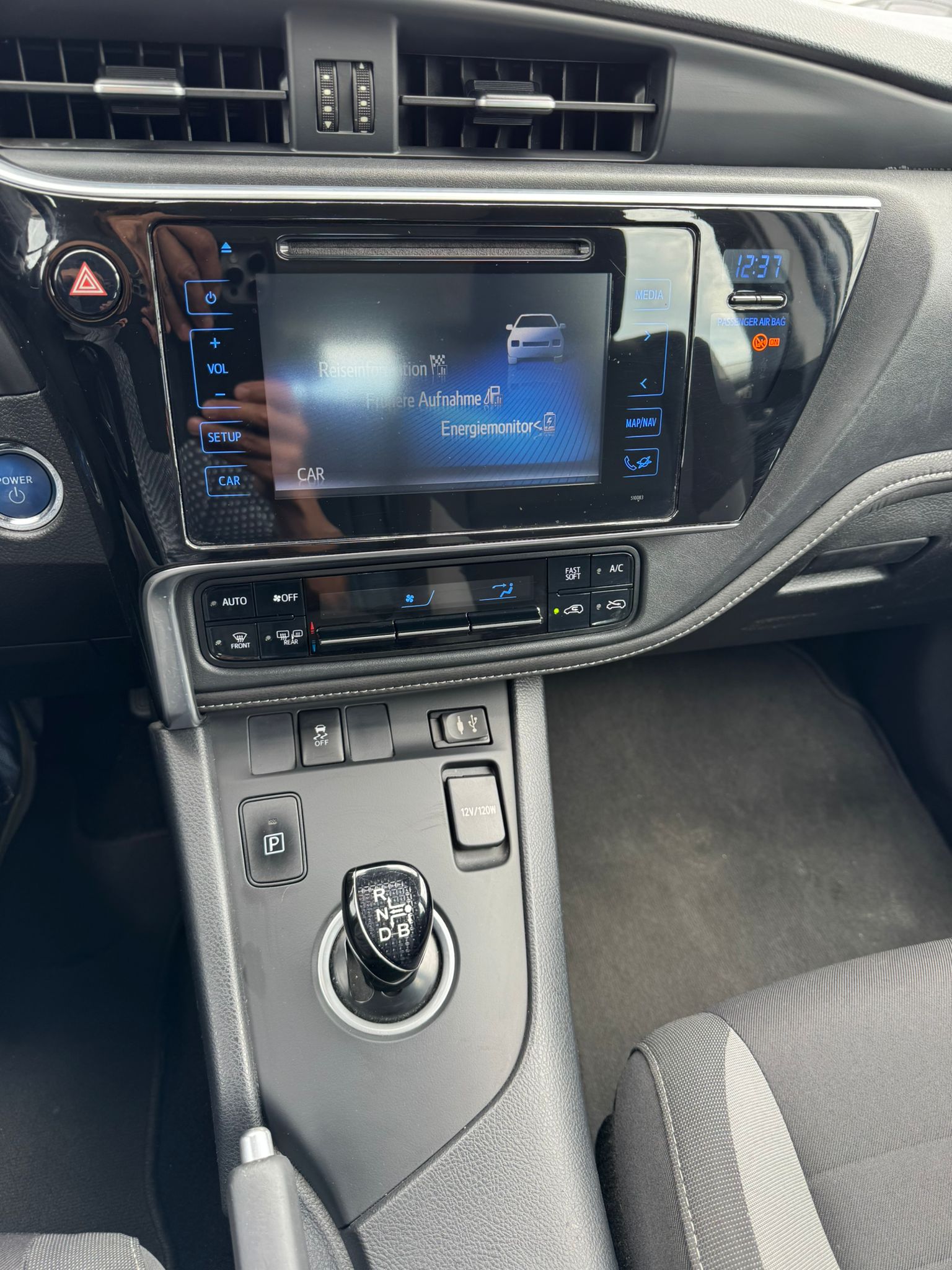 TOYOTA Auris Touring Sports 1.8 HSD Trend e-CVT-image-10
