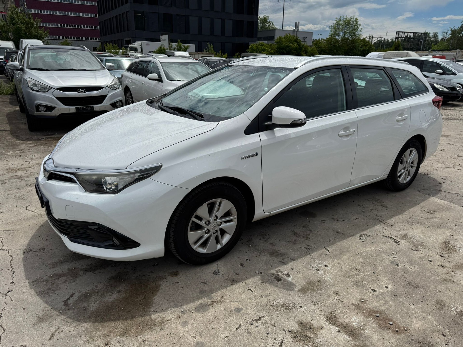 TOYOTA Auris Touring Sports 1.8 HSD Trend e-CVT-image-2