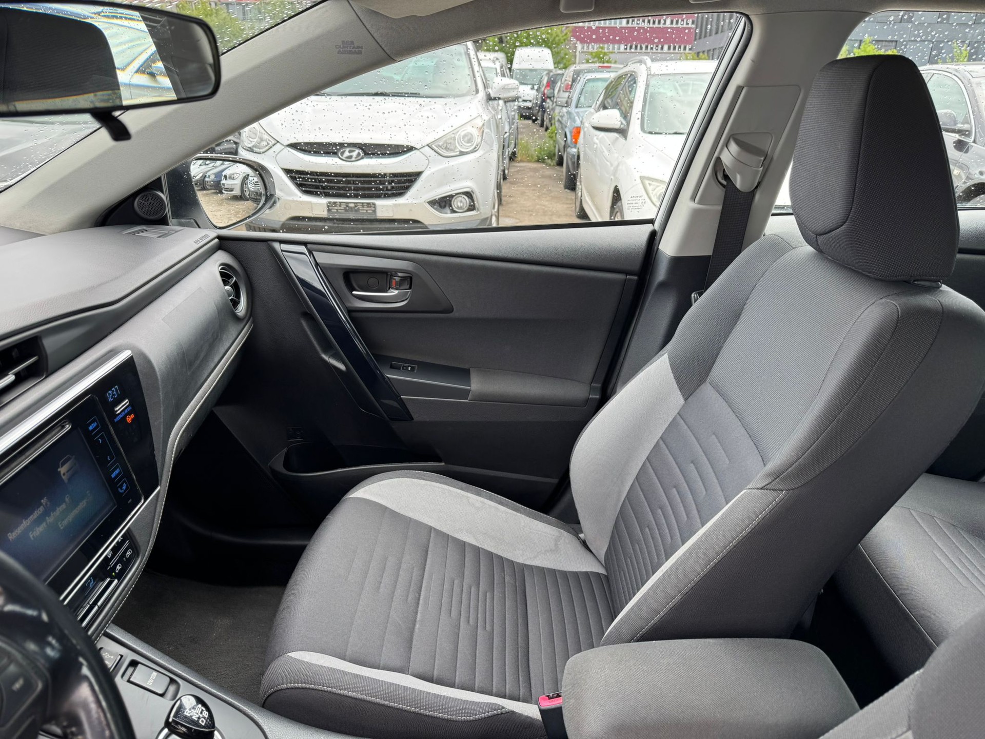 TOYOTA Auris Touring Sports 1.8 HSD Trend e-CVT-image-13