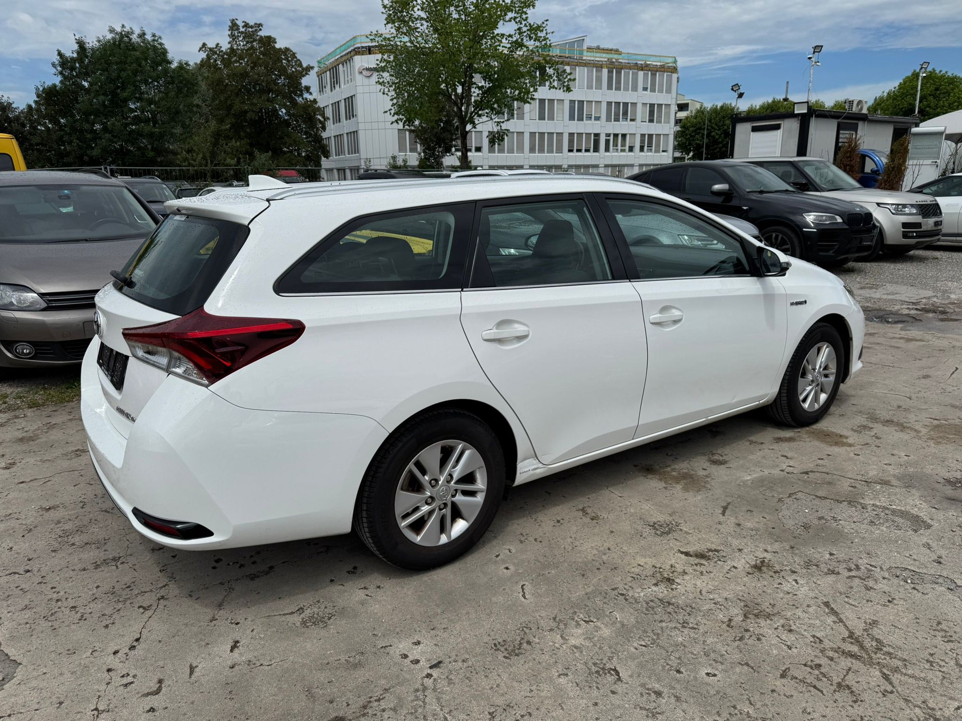 TOYOTA Auris Touring Sports 1.8 HSD Trend e-CVT-image-3