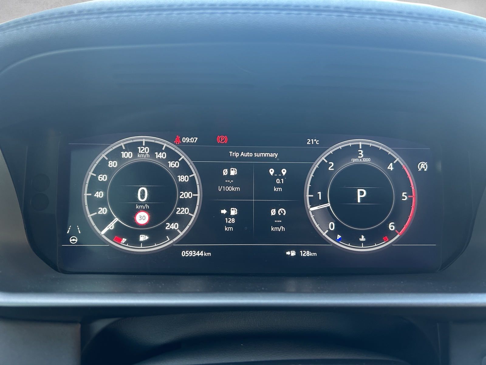 LAND ROVER Discovery 3.0 SDV6 HSE Automatic-image-17