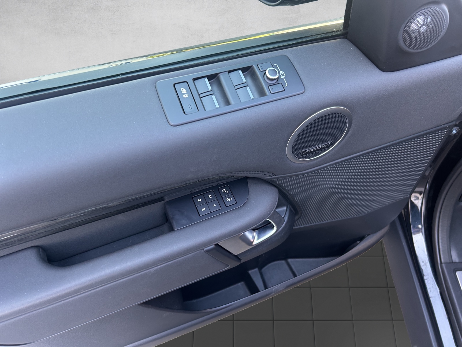 LAND ROVER Discovery 3.0 SDV6 HSE Automatic-image-18