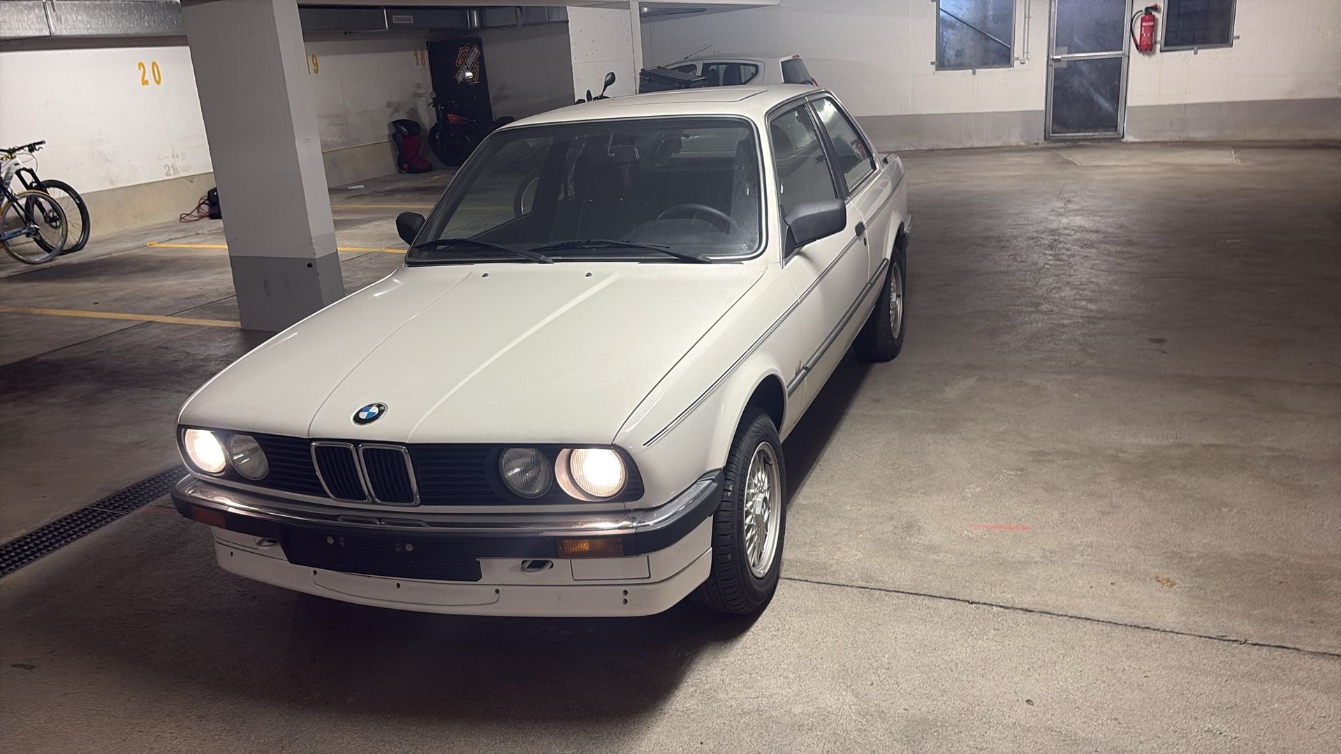 BMW 325e-image-4