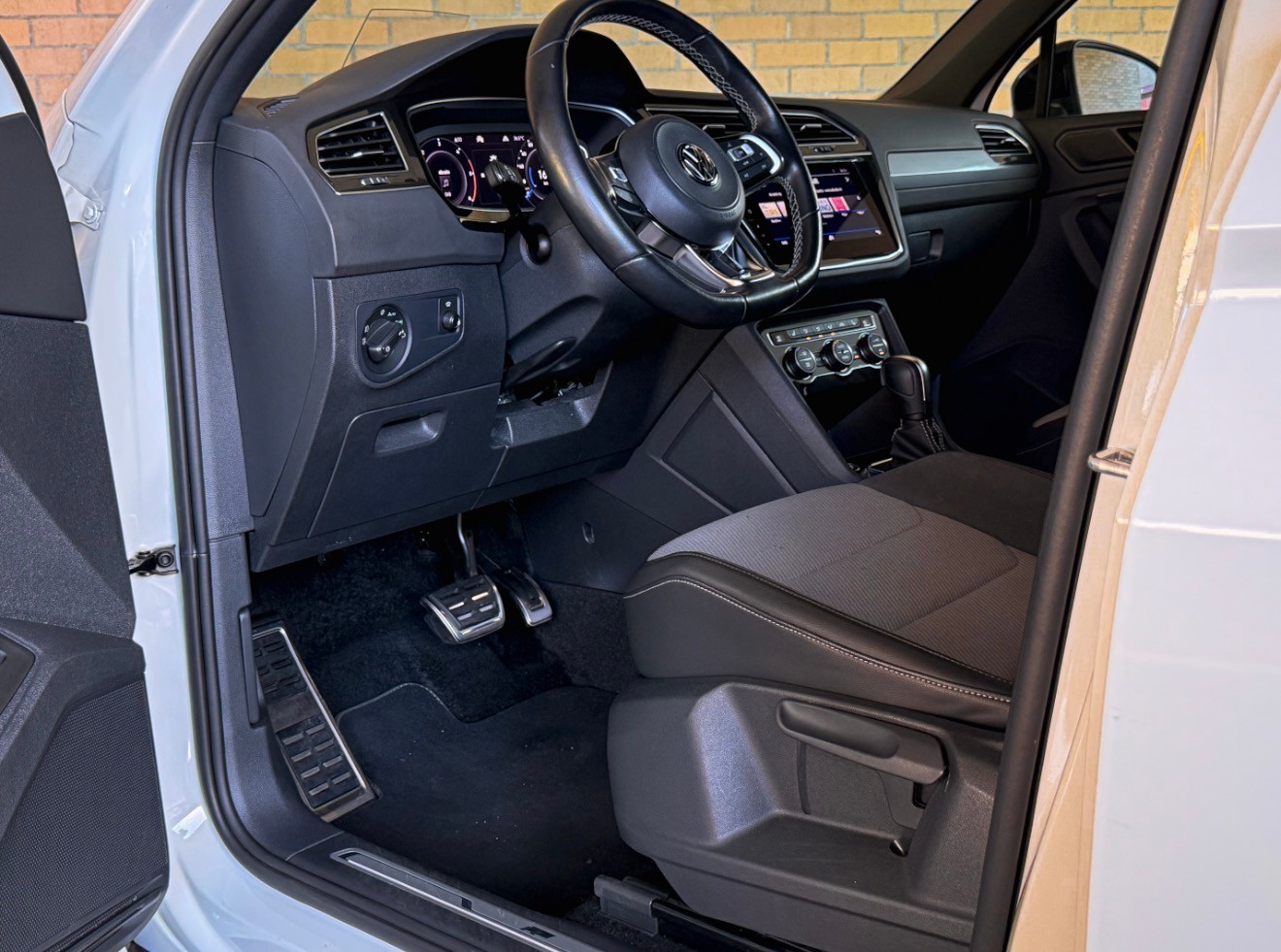 VW Tiguan 2.0 TDI SCR R-Line Highline 4Motion DSG-image-6