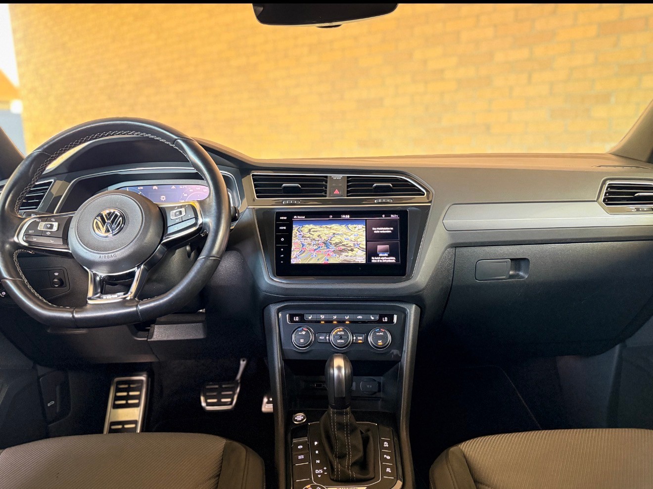 VW Tiguan 2.0 TDI SCR R-Line Highline 4Motion DSG-image-9