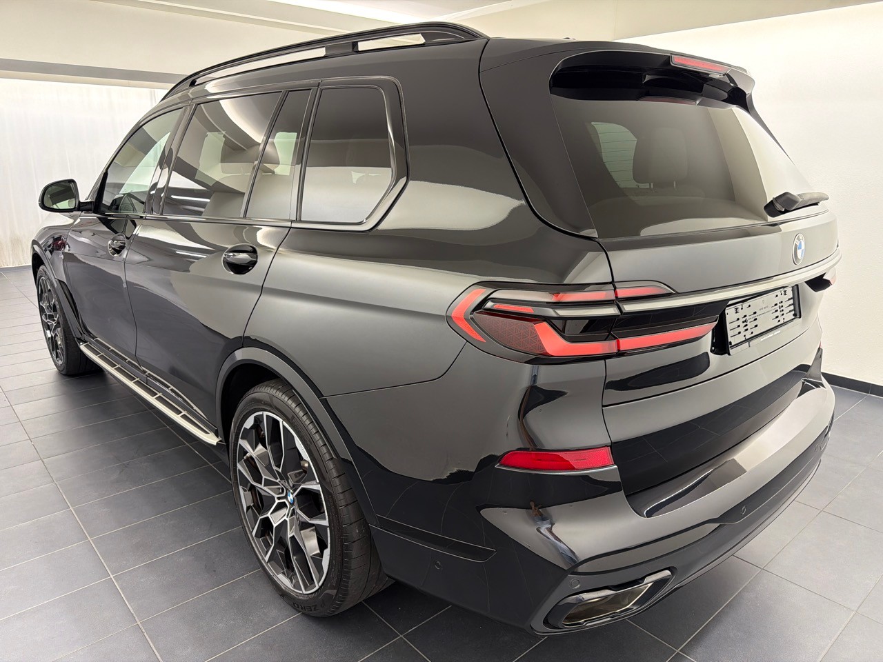 BMW X7 xDr 48V 40iM Sport Pro-showroom-element-1
