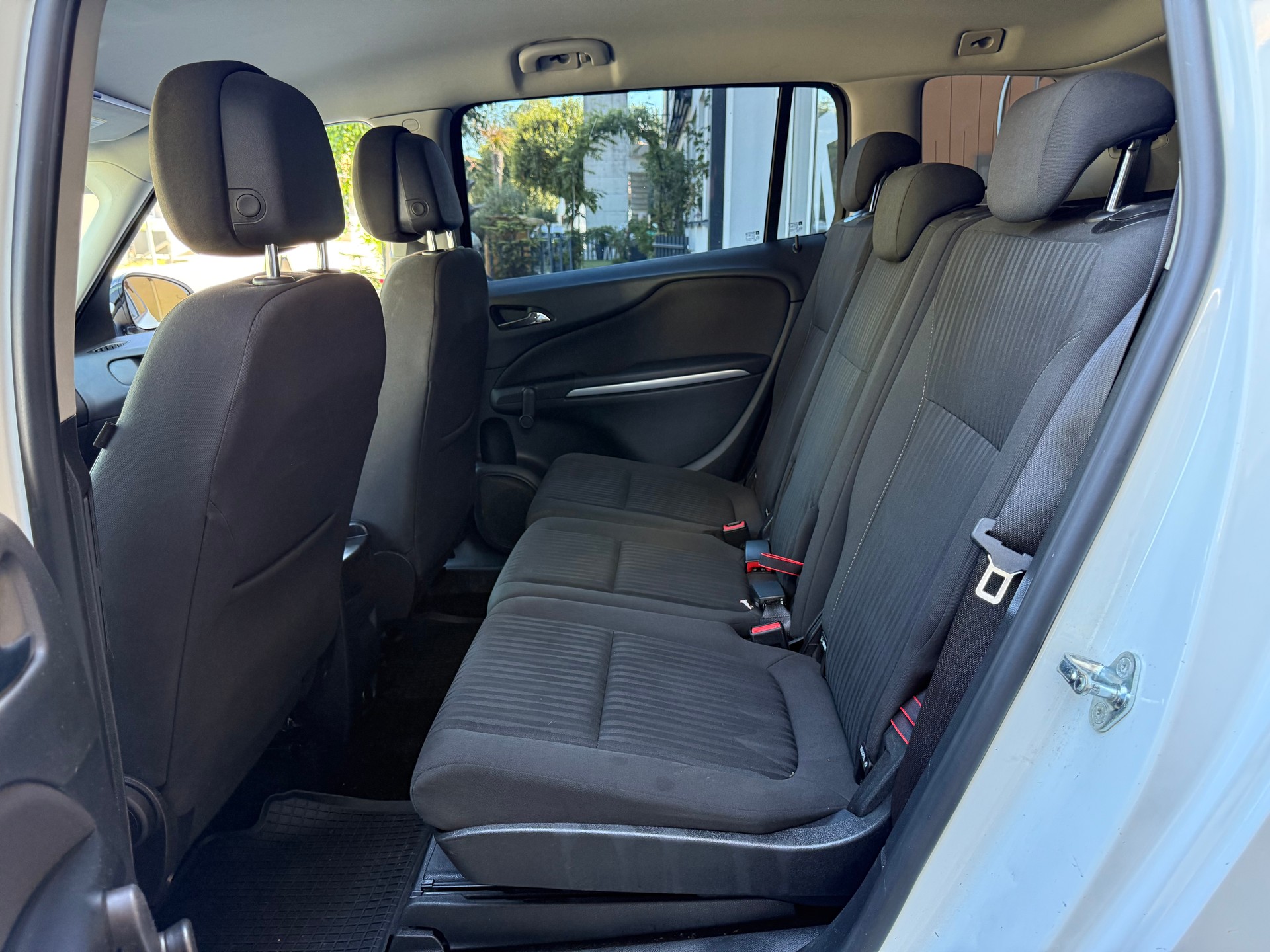 OPEL Zafira Tourer 1.4i 16V Cosmo-image-8