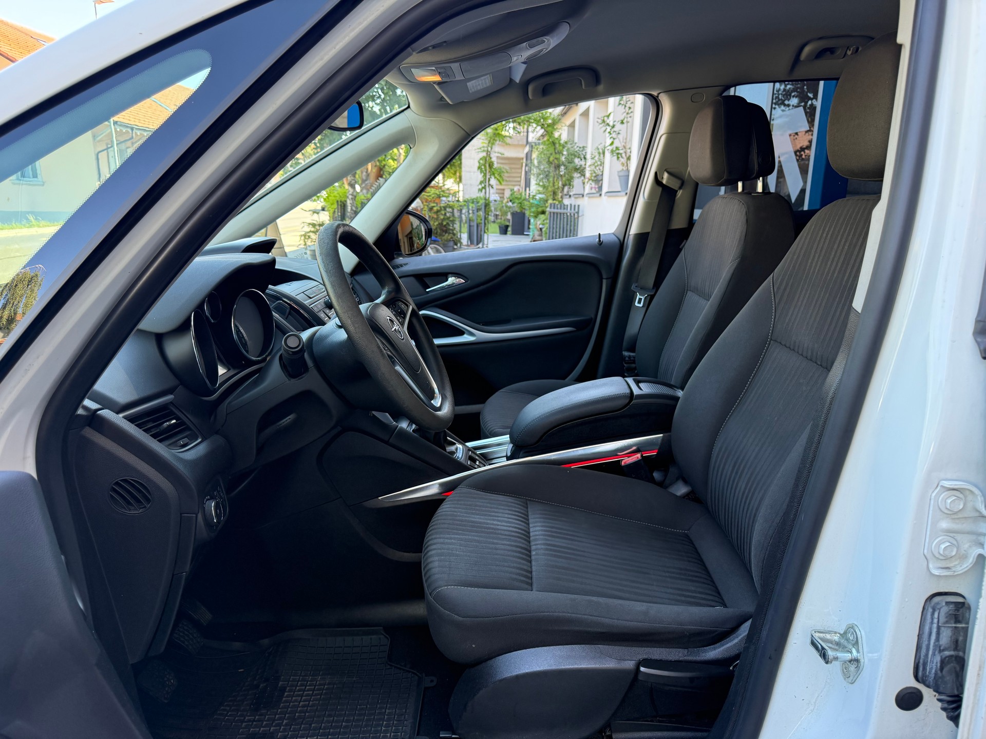 OPEL Zafira Tourer 1.4i 16V Cosmo-image-7