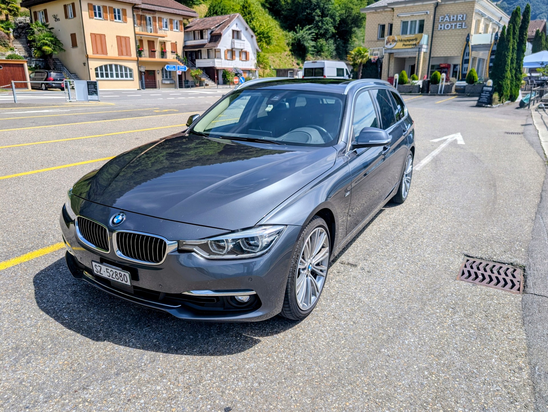 BMW 330i xDrive Luxury Line Steptronic-image-0