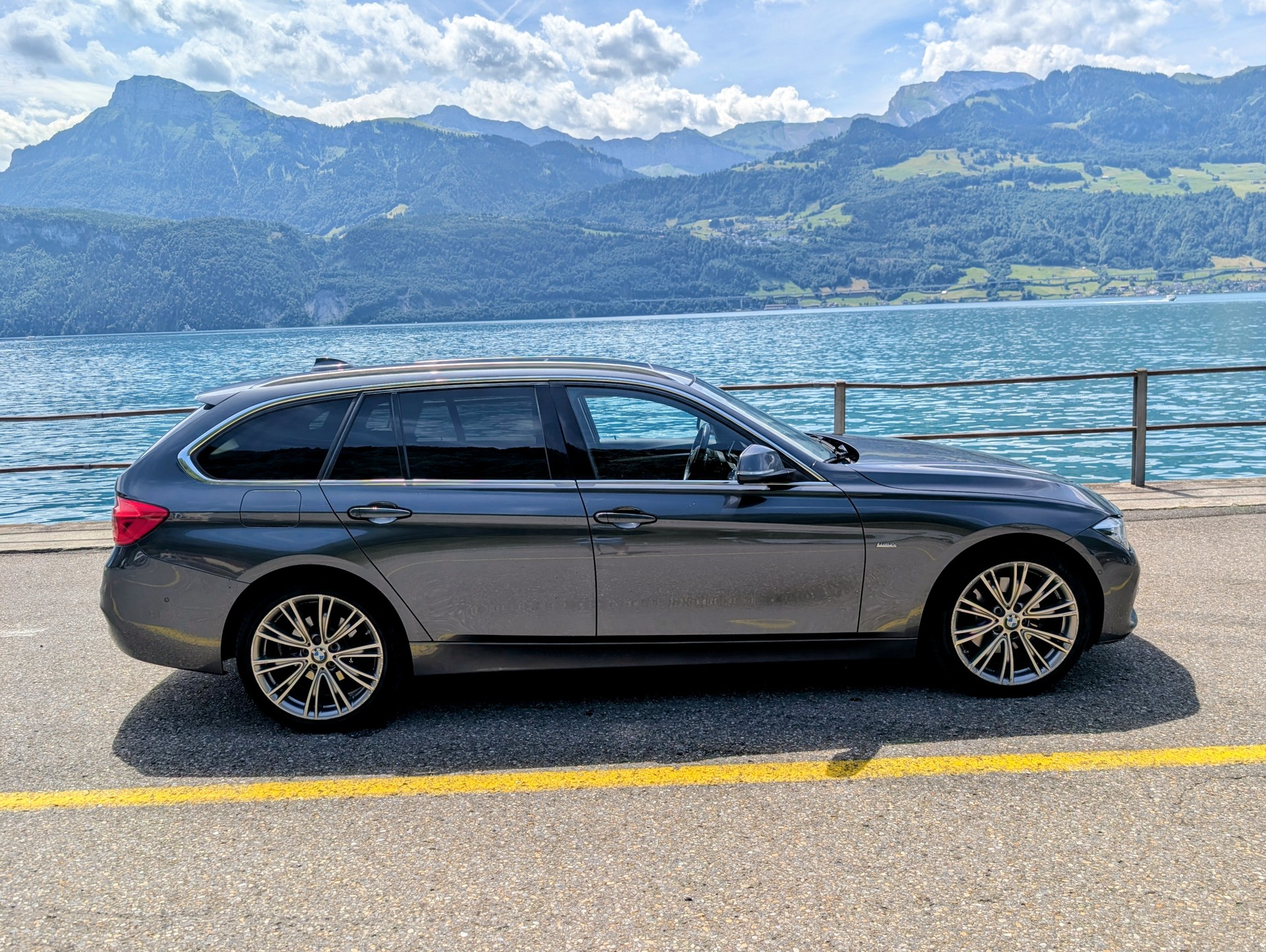 BMW 330i xDrive Luxury Line Steptronic-image-3