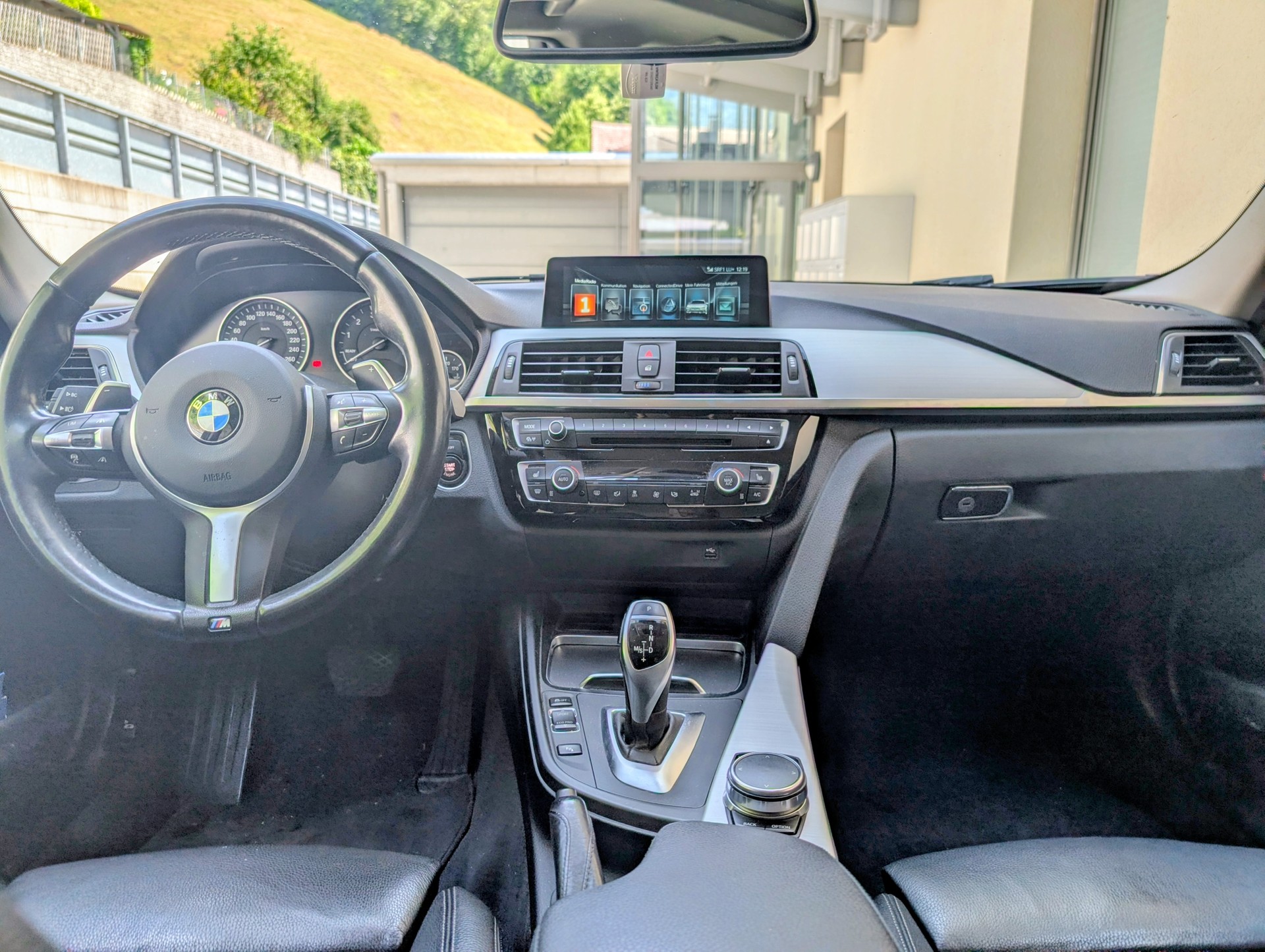 BMW 330i xDrive Luxury Line Steptronic-image-4