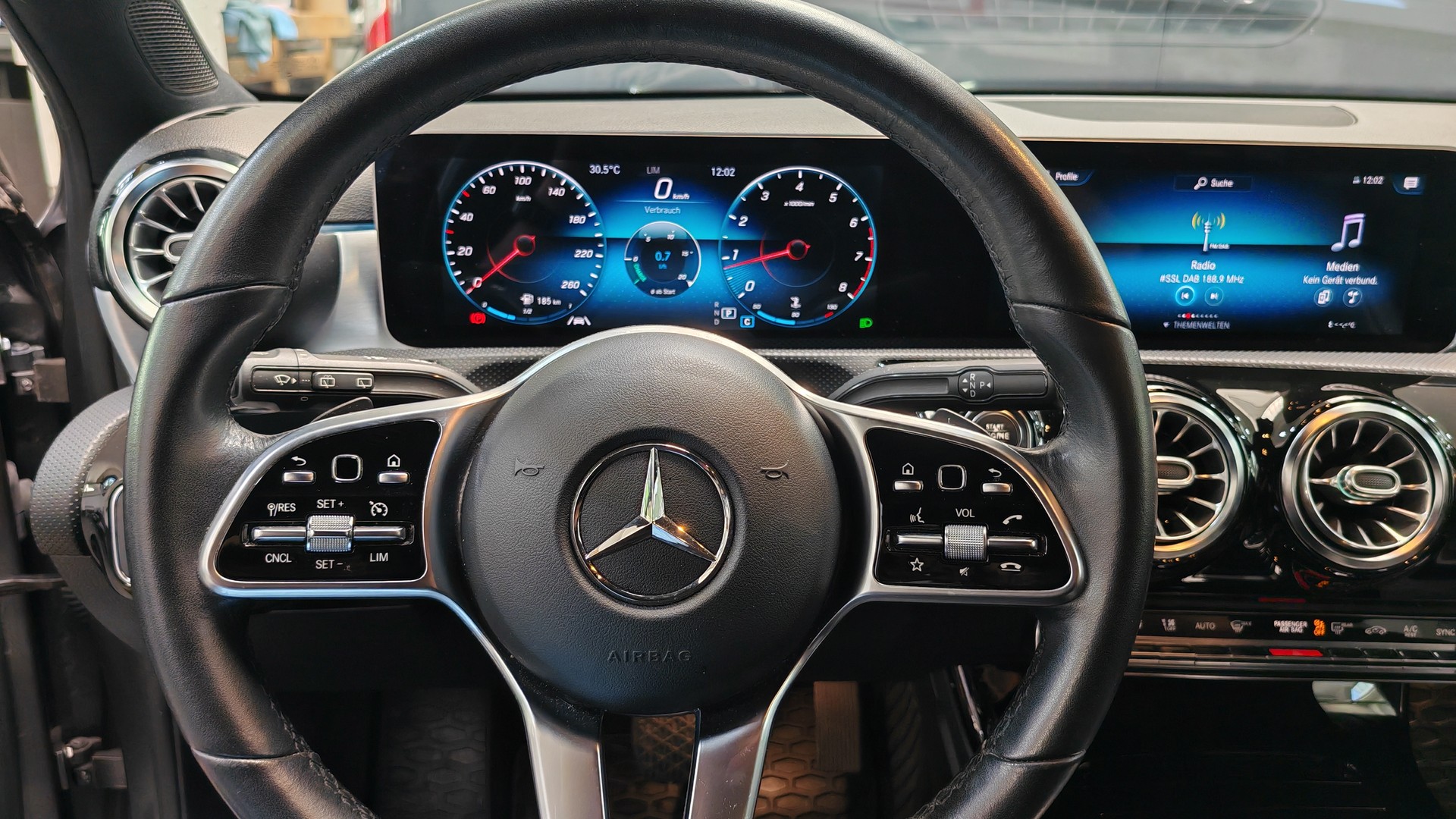 MERCEDES-BENZ A 200 7G-DCT-image-11