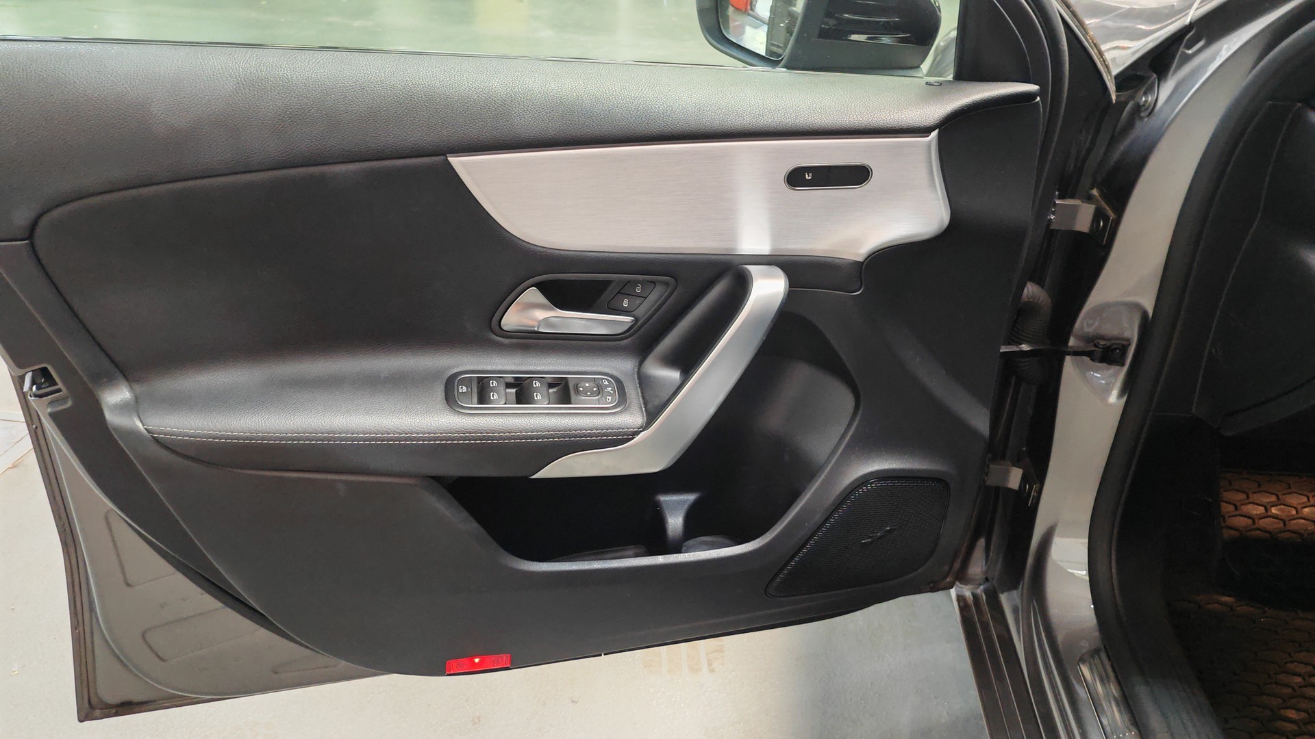 MERCEDES-BENZ A 200 7G-DCT-image-14