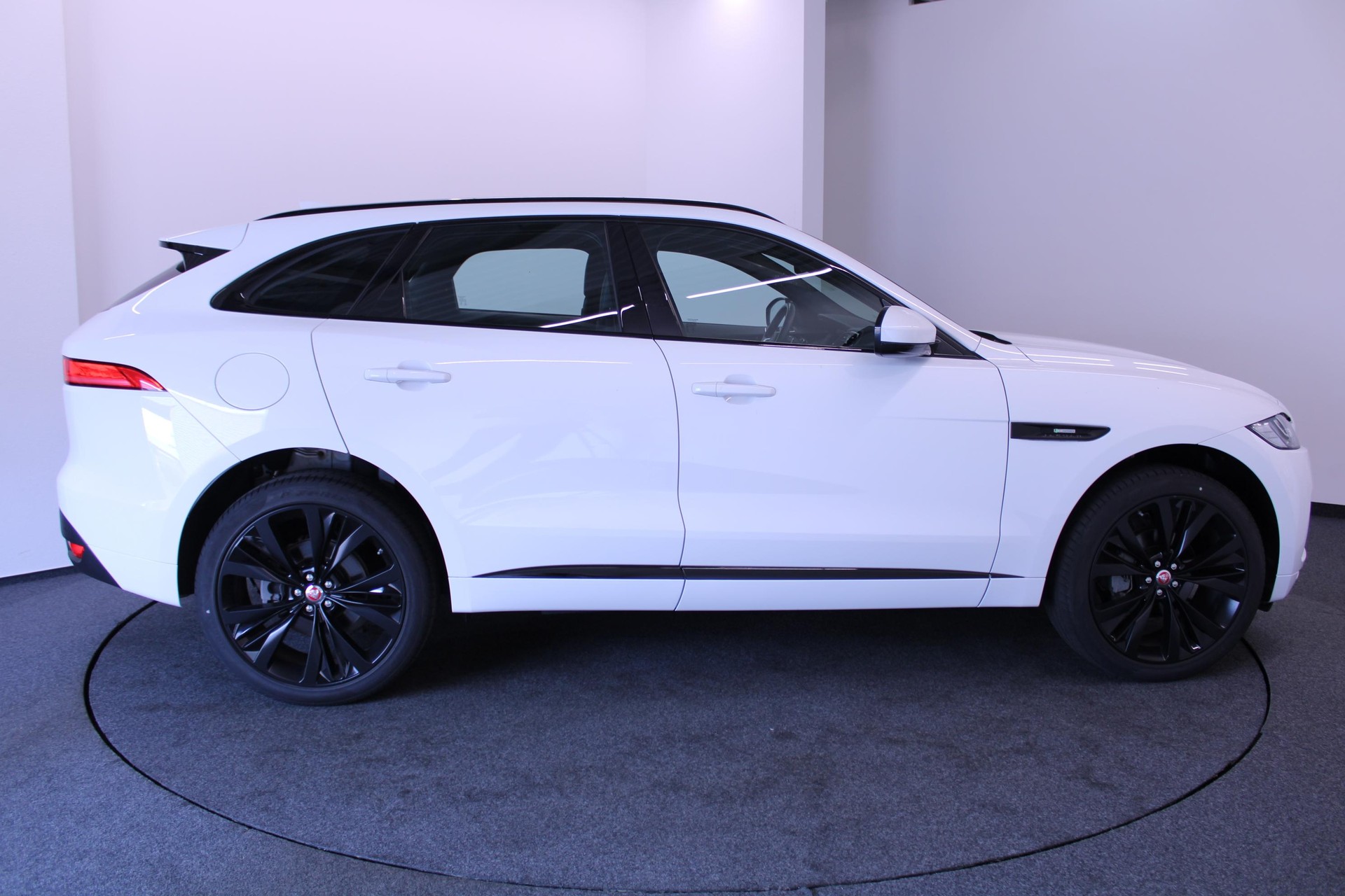 JAGUAR F-Pace 2.0 D 240 R-Sport AWD-image-2