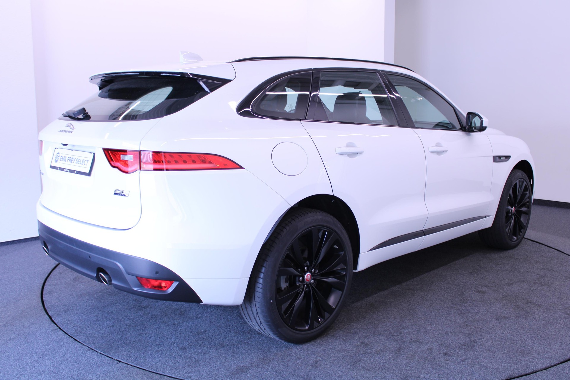 JAGUAR F-Pace 2.0 D 240 R-Sport AWD-image-3