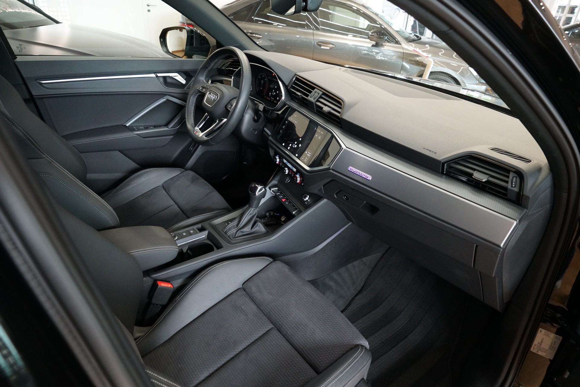 AUDI Q3 40 TDI S line quattro S-tronic-image-11