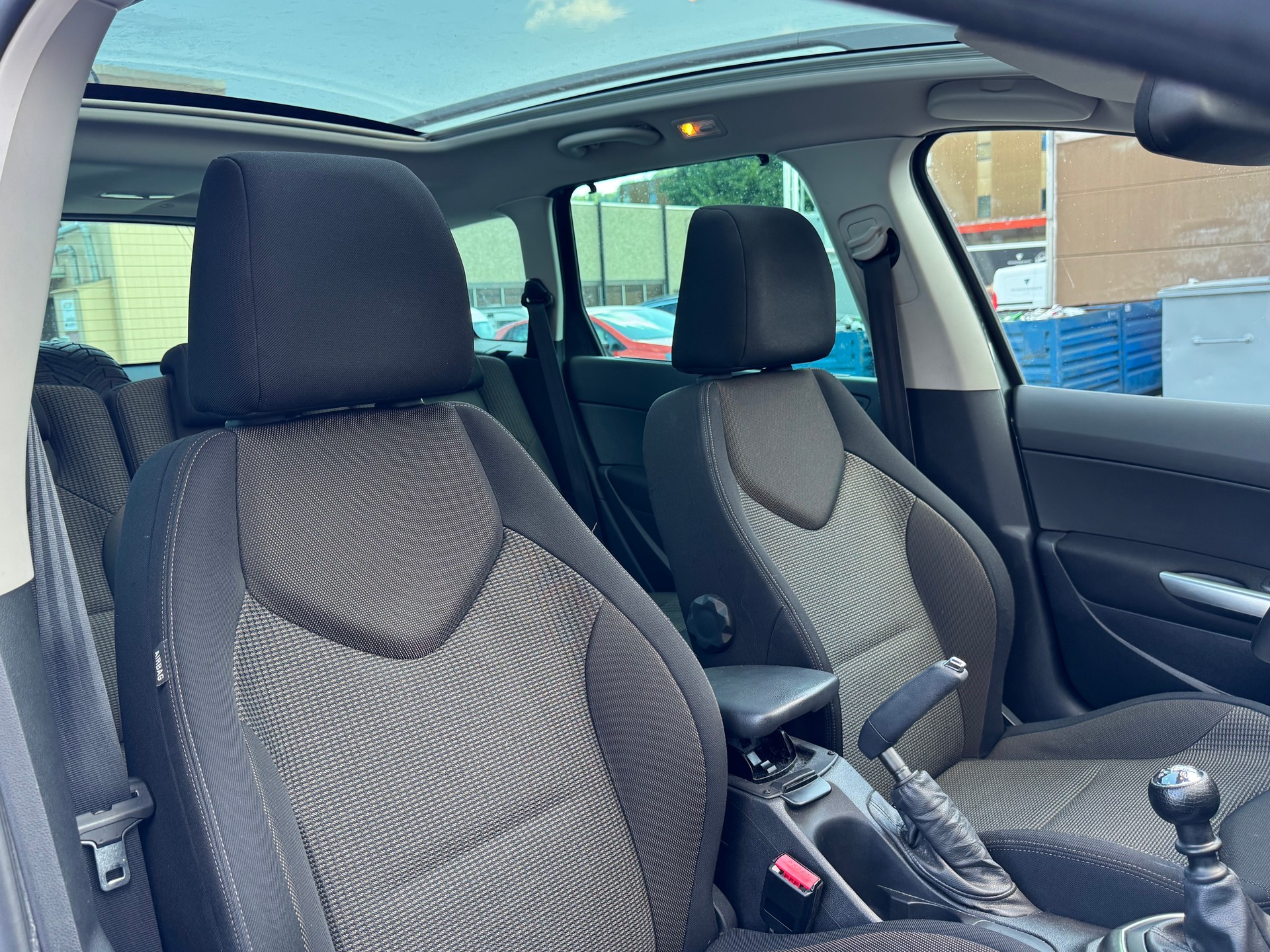 PEUGEOT 308 SW 1.6 HDI Active 7 Sitze-image-11