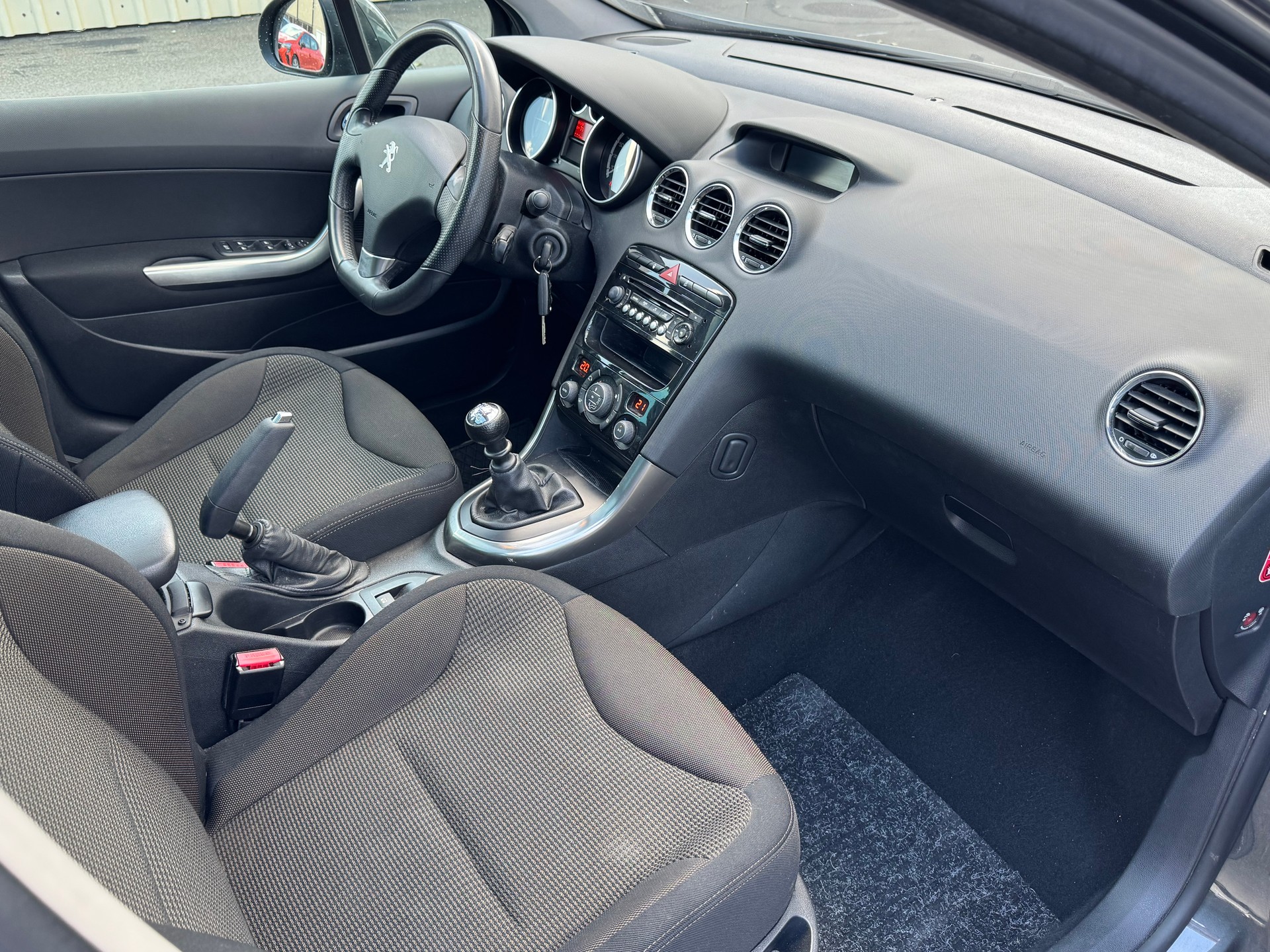 PEUGEOT 308 SW 1.6 HDI Active 7 Sitze-image-9