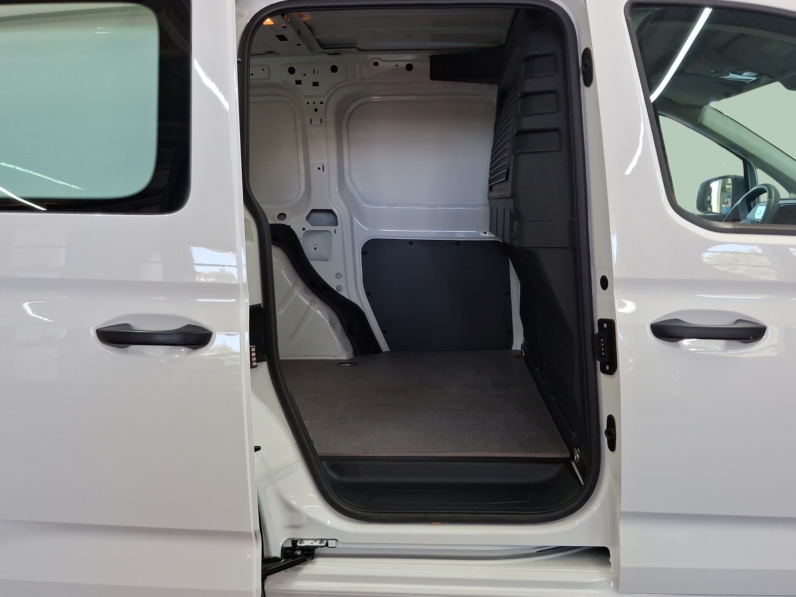 VW Caddy Cargo 2.0TDI-image-11
