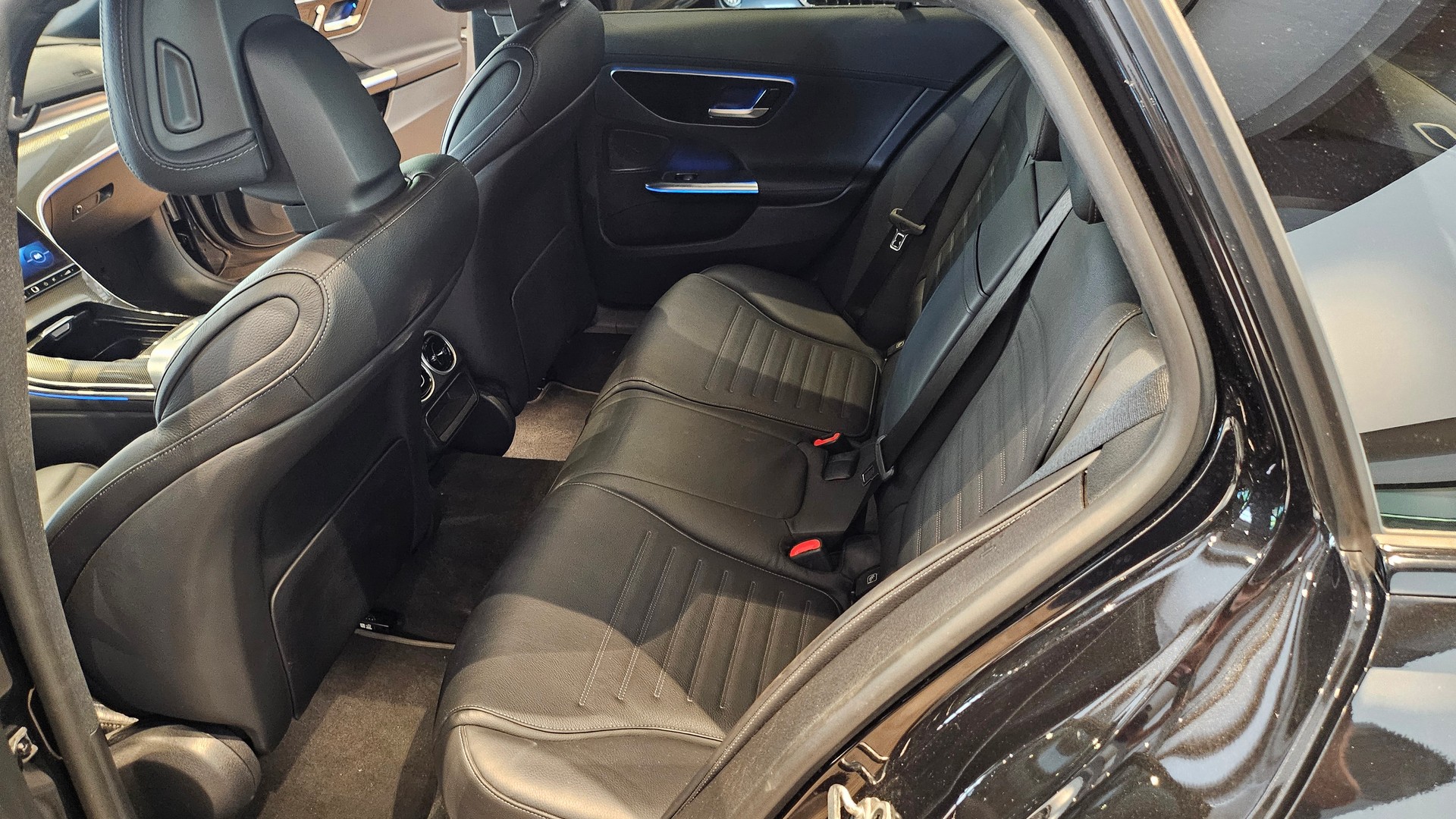 MERCEDES-BENZ C 220 d T 4Matic AMG Line Black Paket Top Ausstattung-image-31