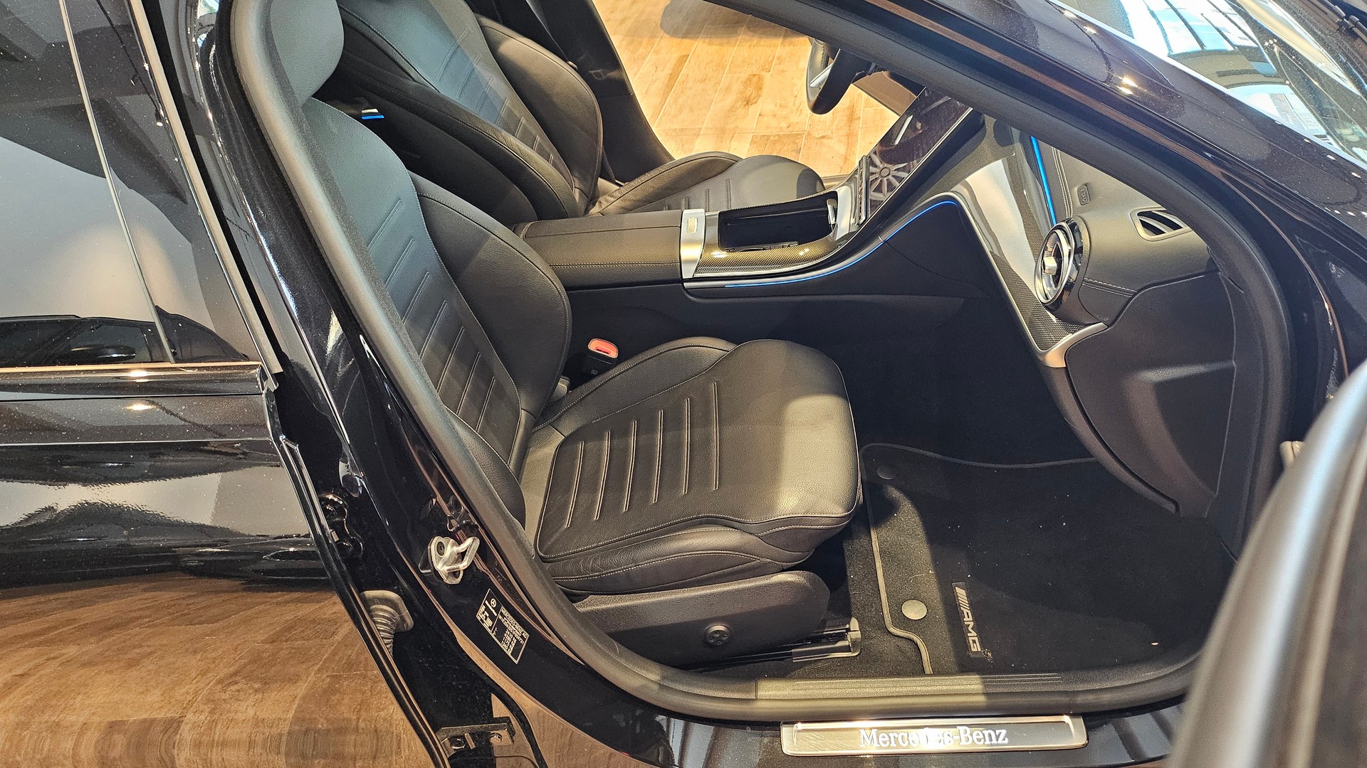 MERCEDES-BENZ C 220 d T 4Matic AMG Line Black Paket Top Ausstattung-image-29