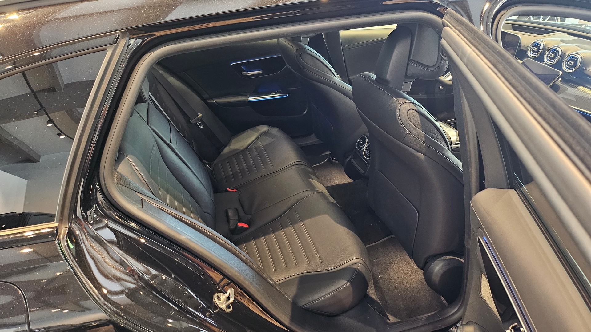 MERCEDES-BENZ C 220 d T 4Matic AMG Line Black Paket Top Ausstattung-image-19