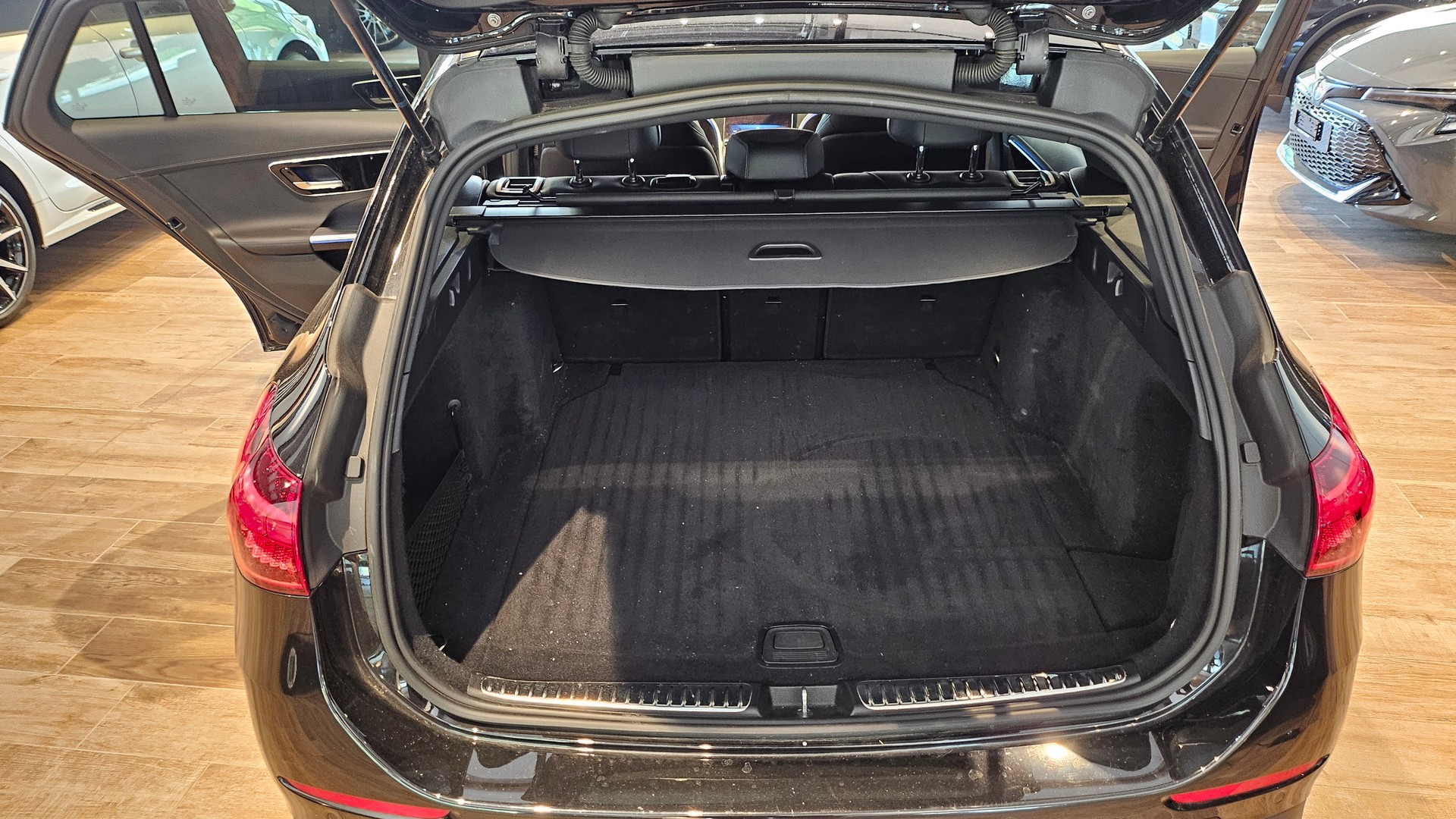 MERCEDES-BENZ C 220 d T 4Matic AMG Line Black Paket Top Ausstattung-image-21
