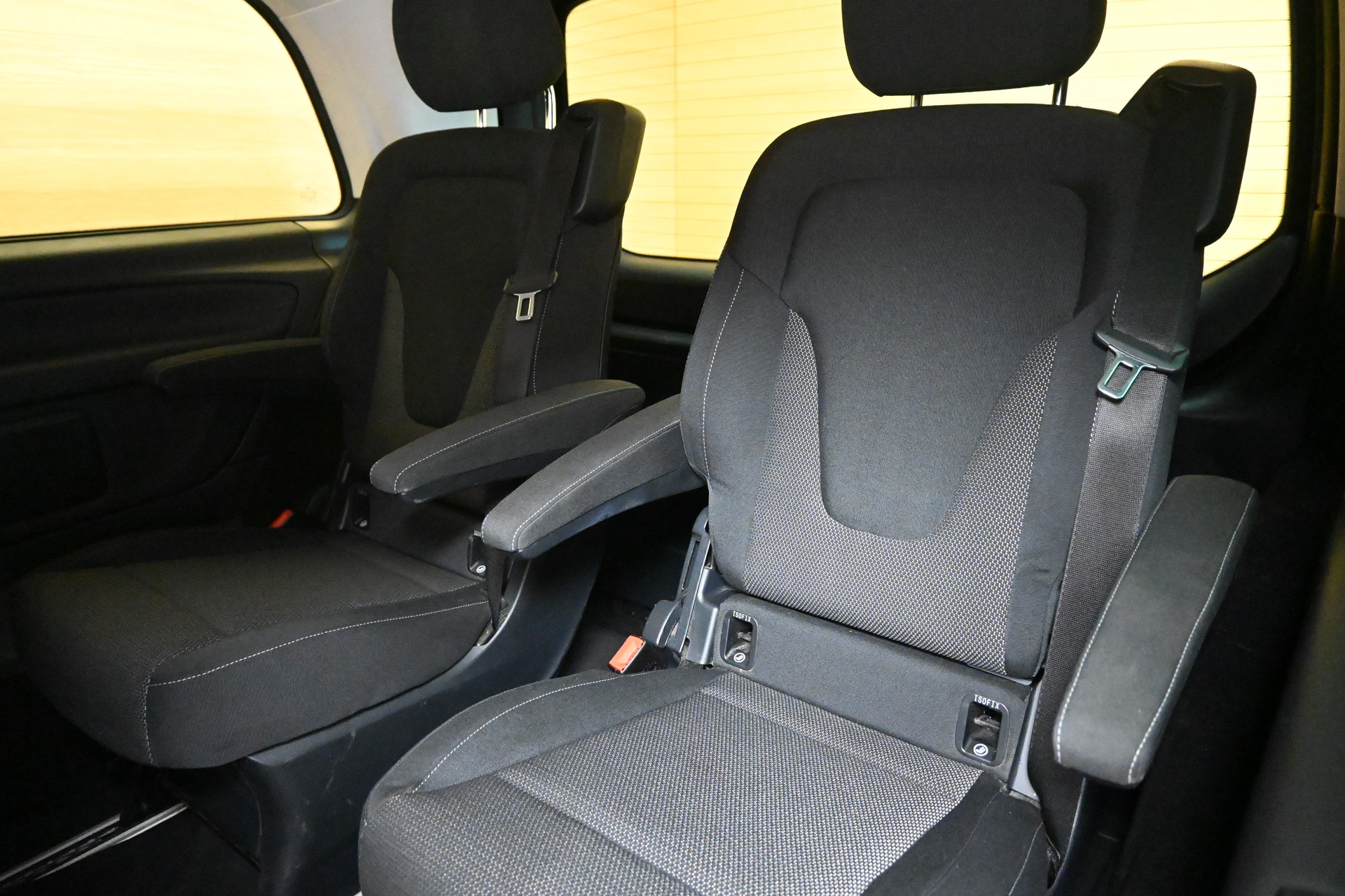 MERCEDES-BENZ V 220 d kurz 4matic Van-image-7