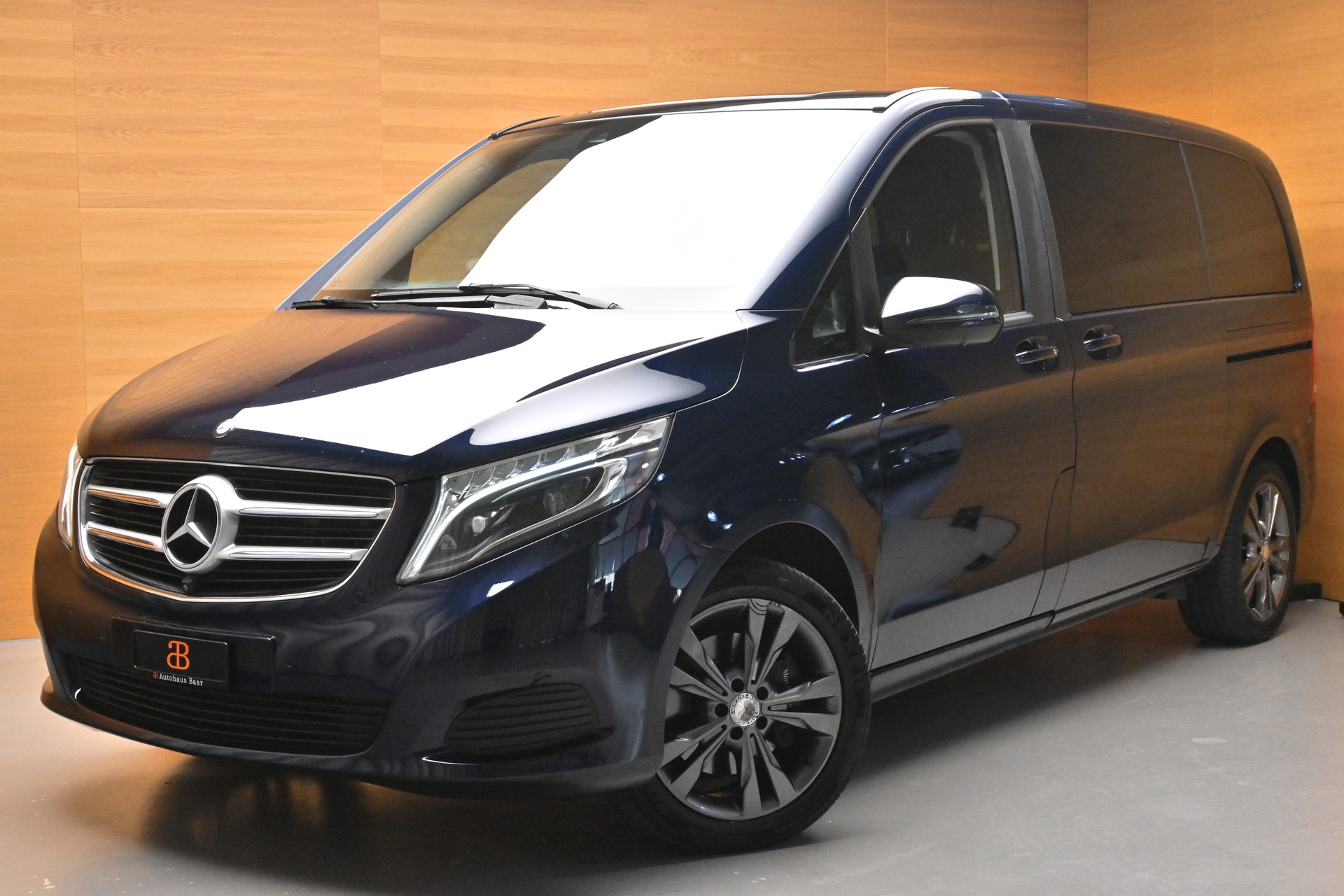 MERCEDES-BENZ V 220 d kurz 4matic Van-image-0