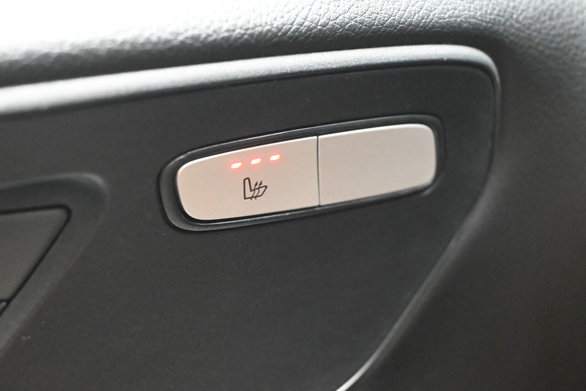 MERCEDES-BENZ V 220 d kurz 4matic Van-image-12