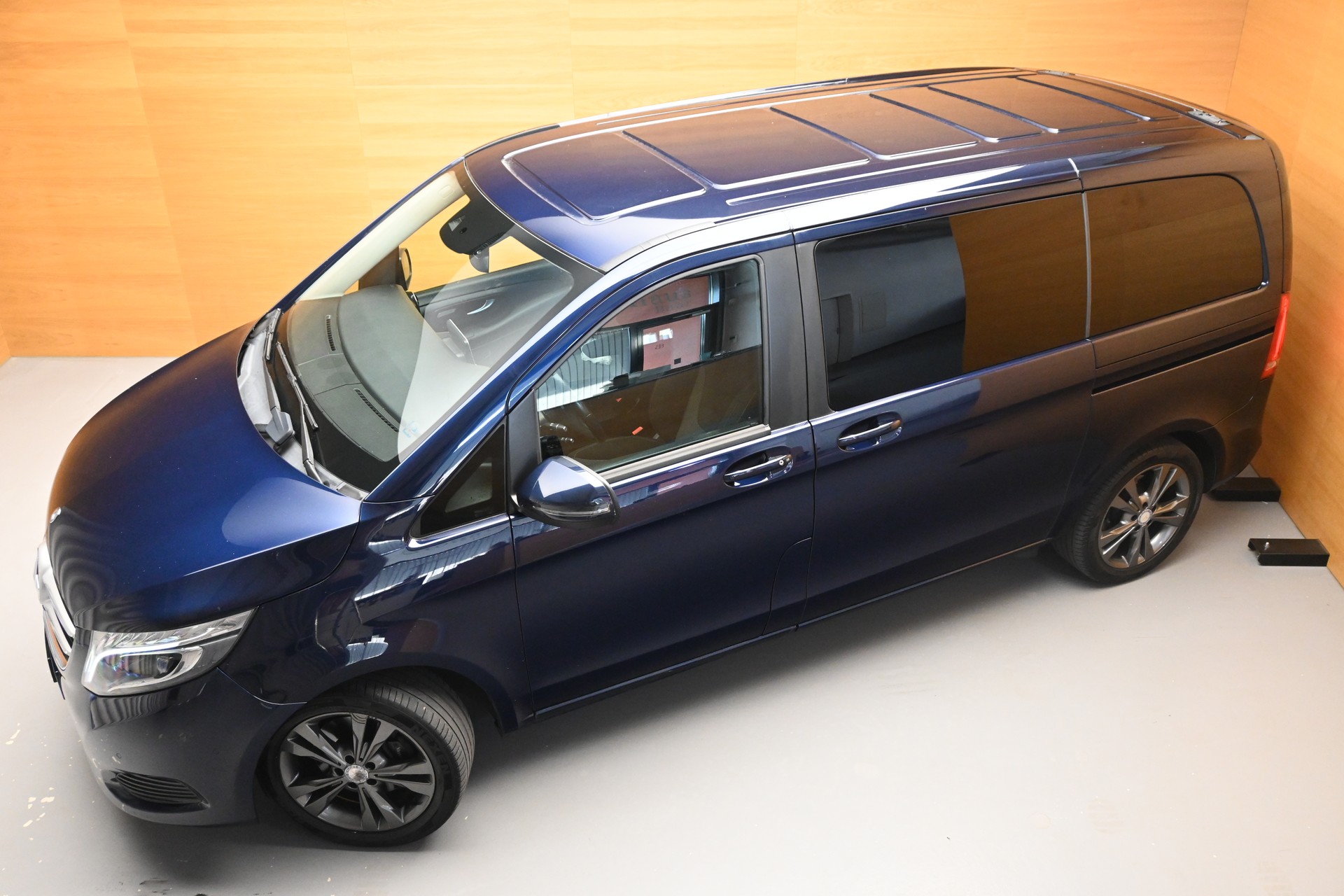 MERCEDES-BENZ V 220 d kurz 4matic Van-image-1