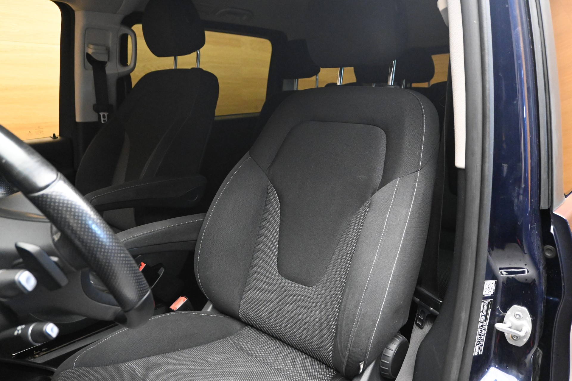 MERCEDES-BENZ V 220 d kurz 4matic Van-image-5