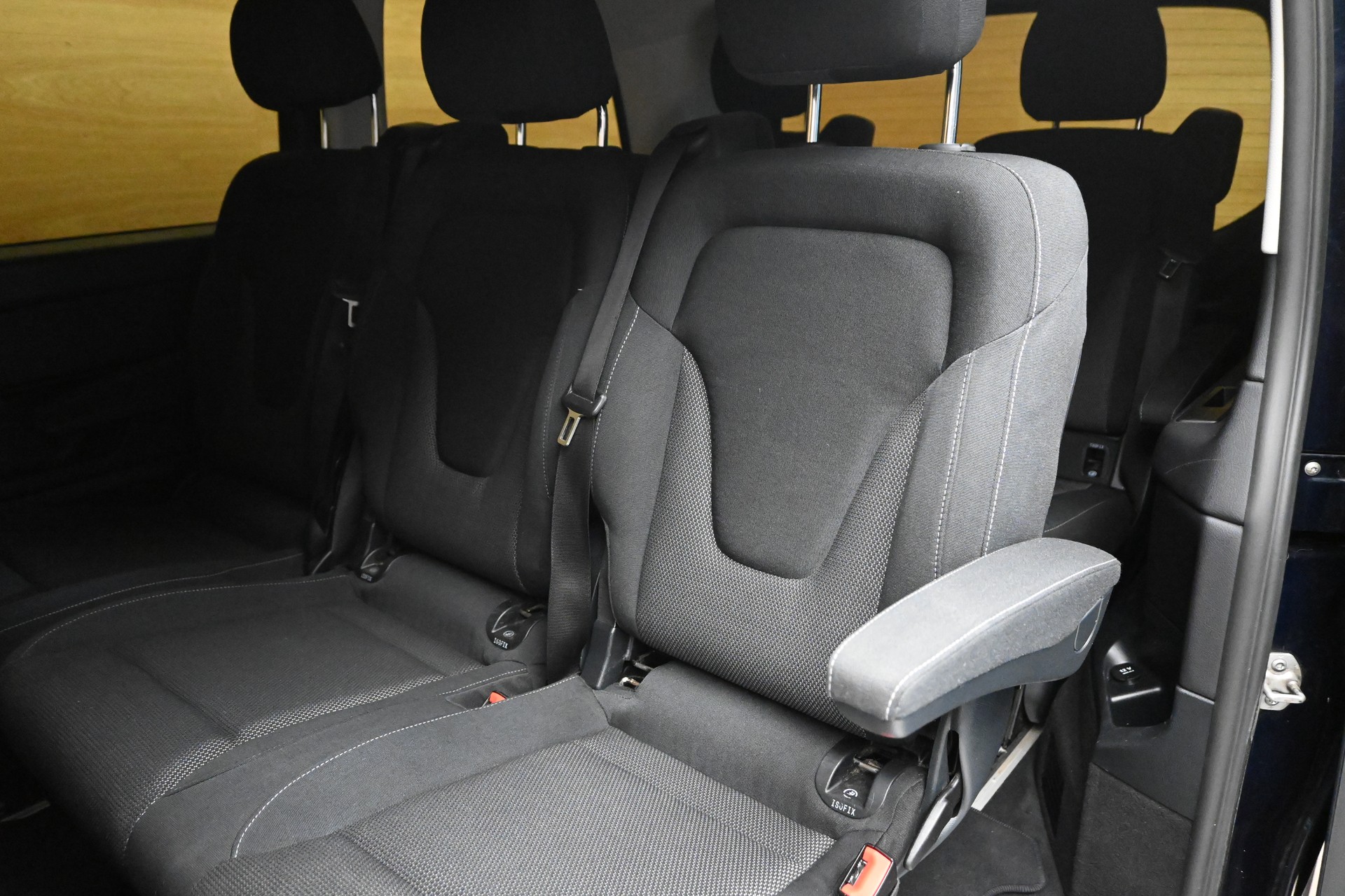 MERCEDES-BENZ V 220 d kurz 4matic Van-image-6