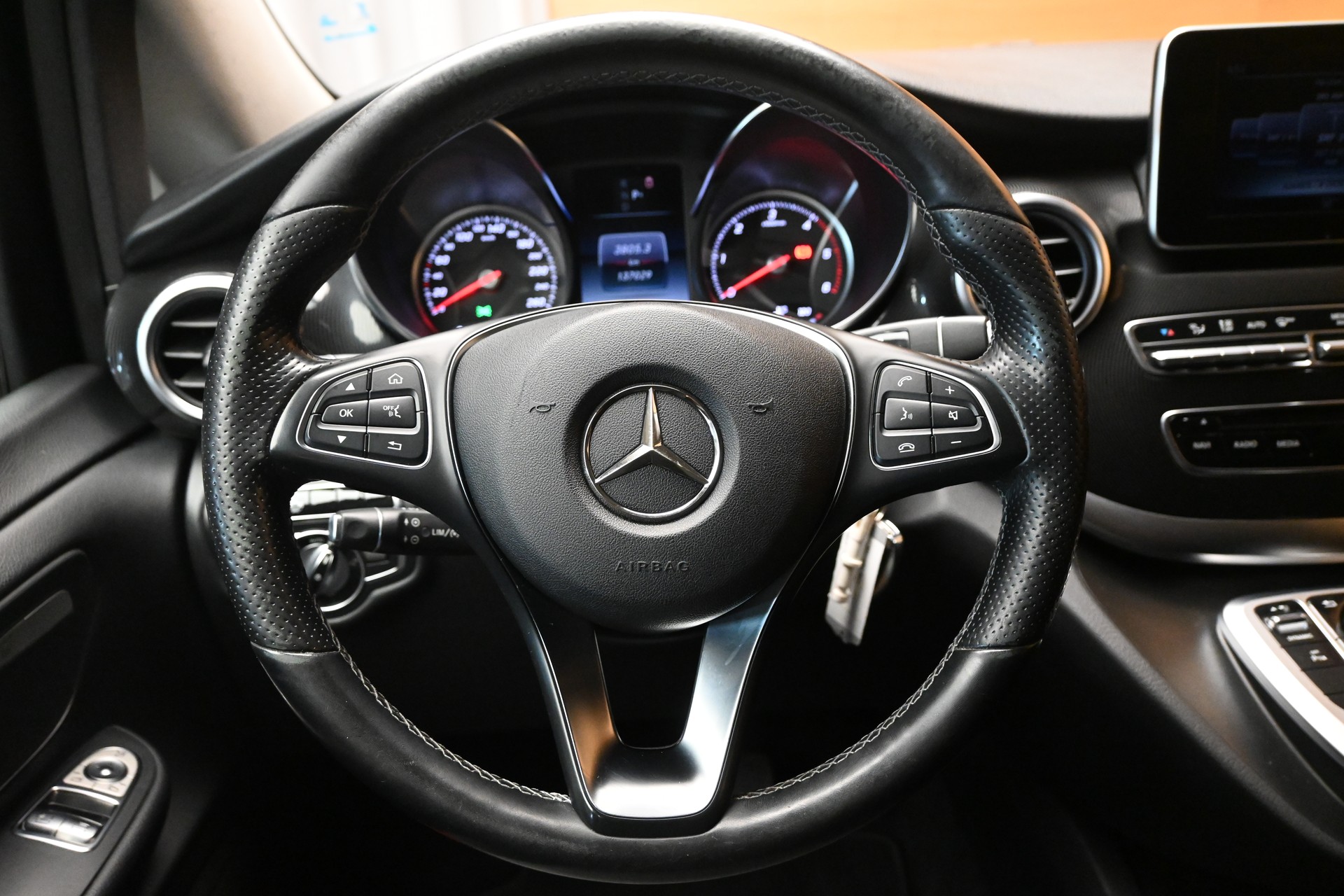 MERCEDES-BENZ V 220 d kurz 4matic Van-image-10