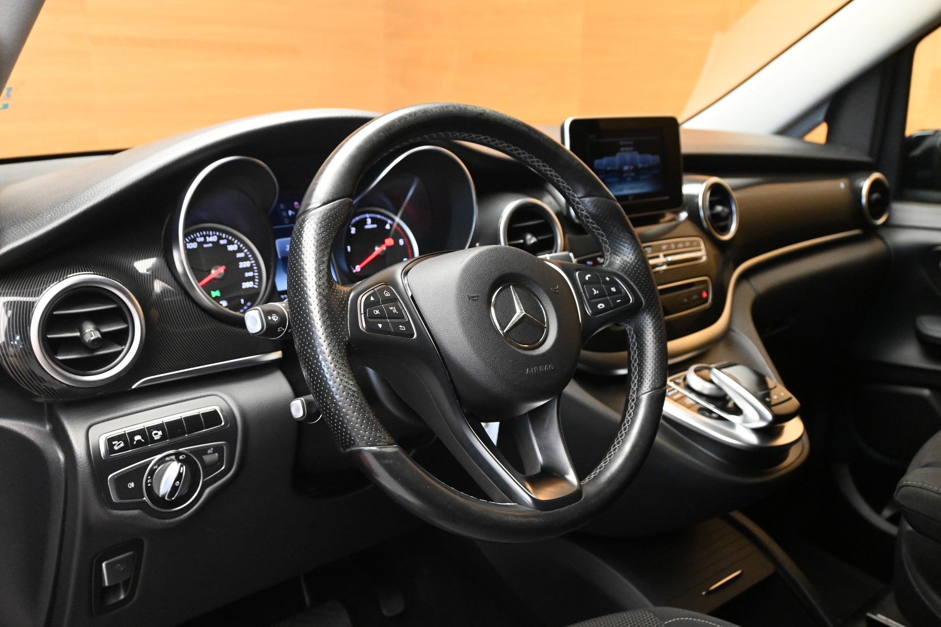 MERCEDES-BENZ V 220 d kurz 4matic Van-image-8