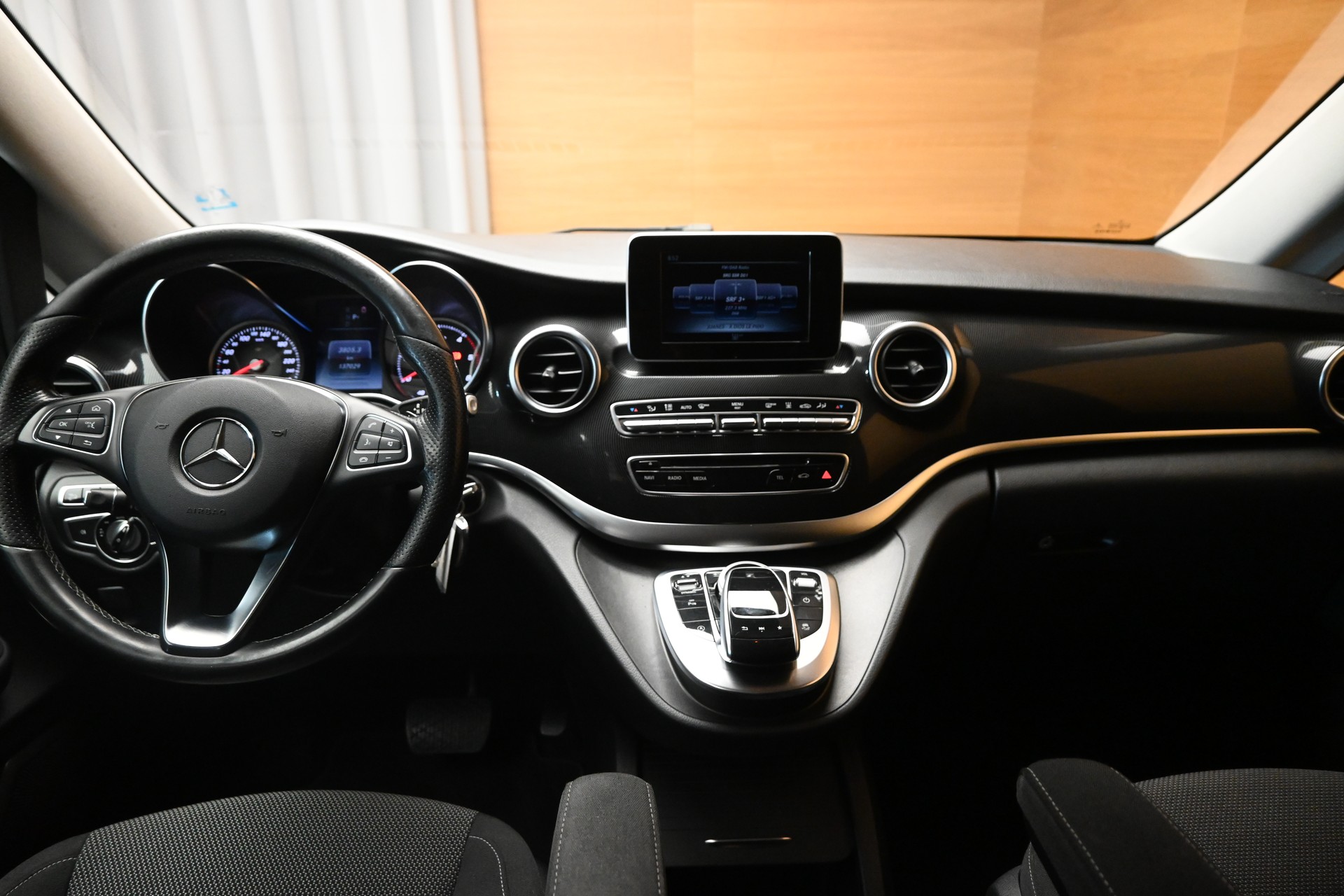 MERCEDES-BENZ V 220 d kurz 4matic Van-image-9