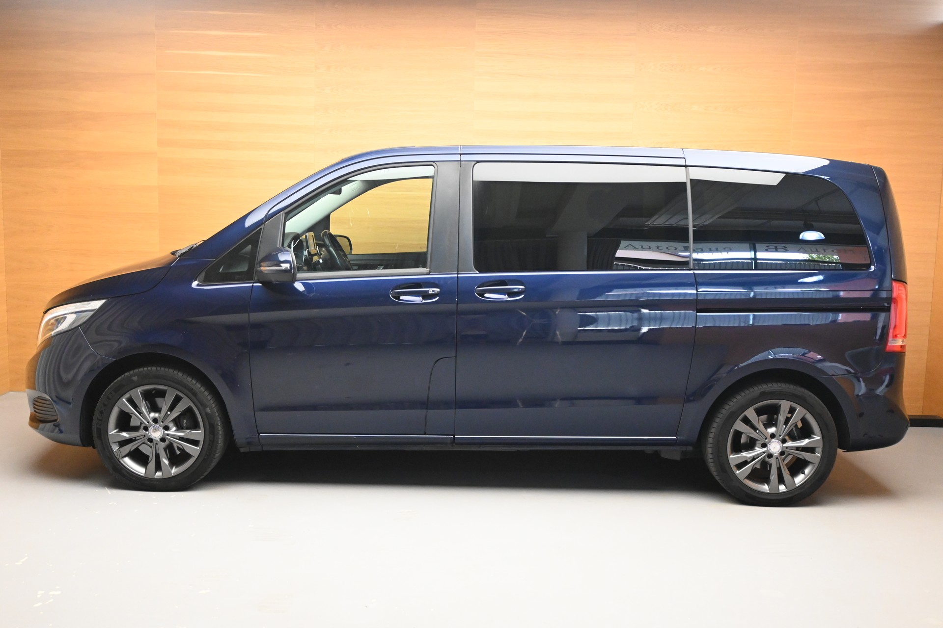 MERCEDES-BENZ V 220 d kurz 4matic Van-image-3
