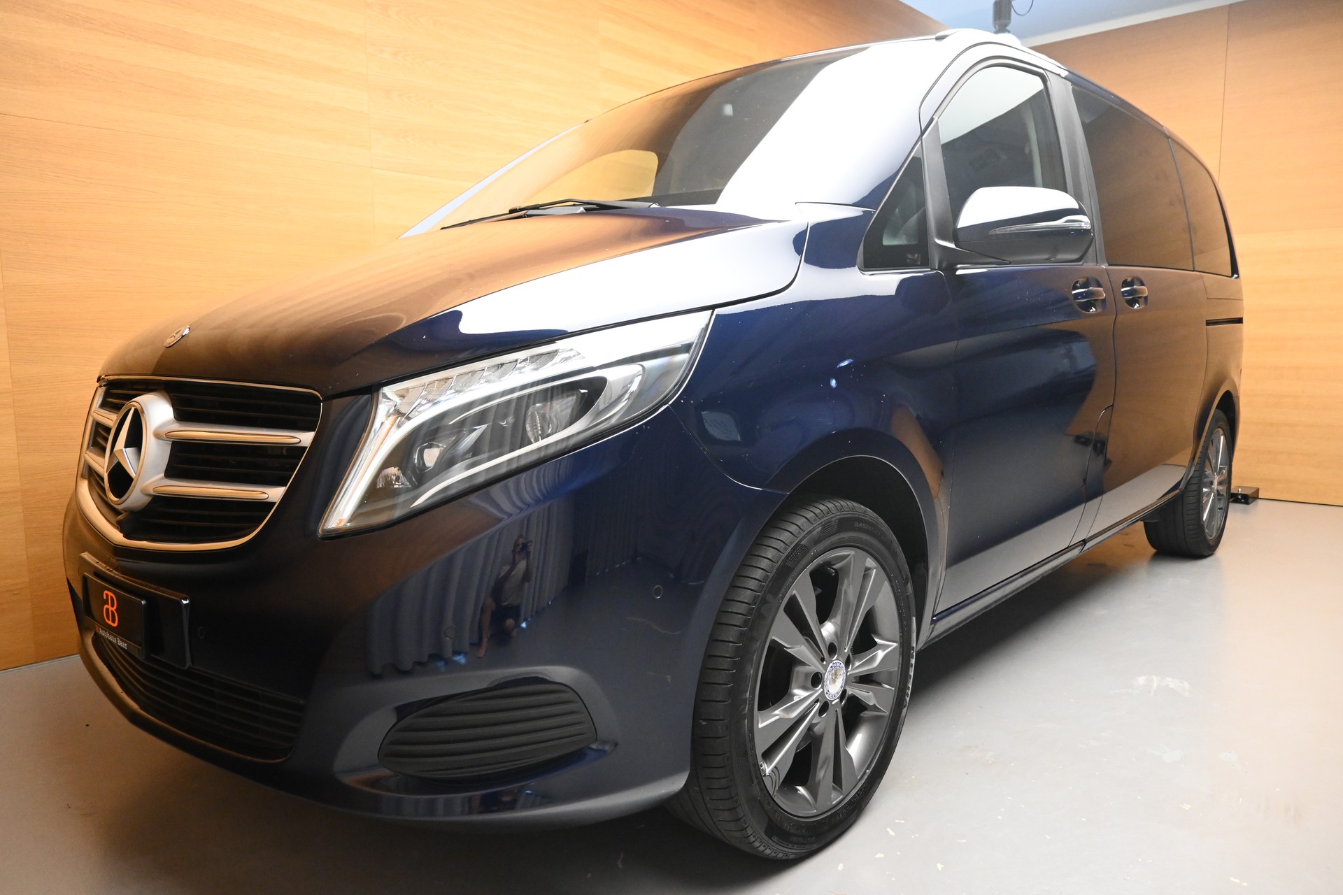 MERCEDES-BENZ V 220 d kurz 4matic Van-image-2