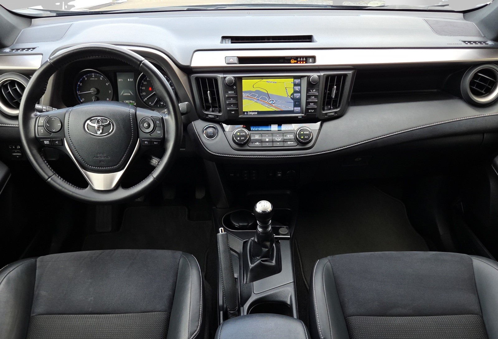 TOYOTA RAV-4 2.0 Style-image-12