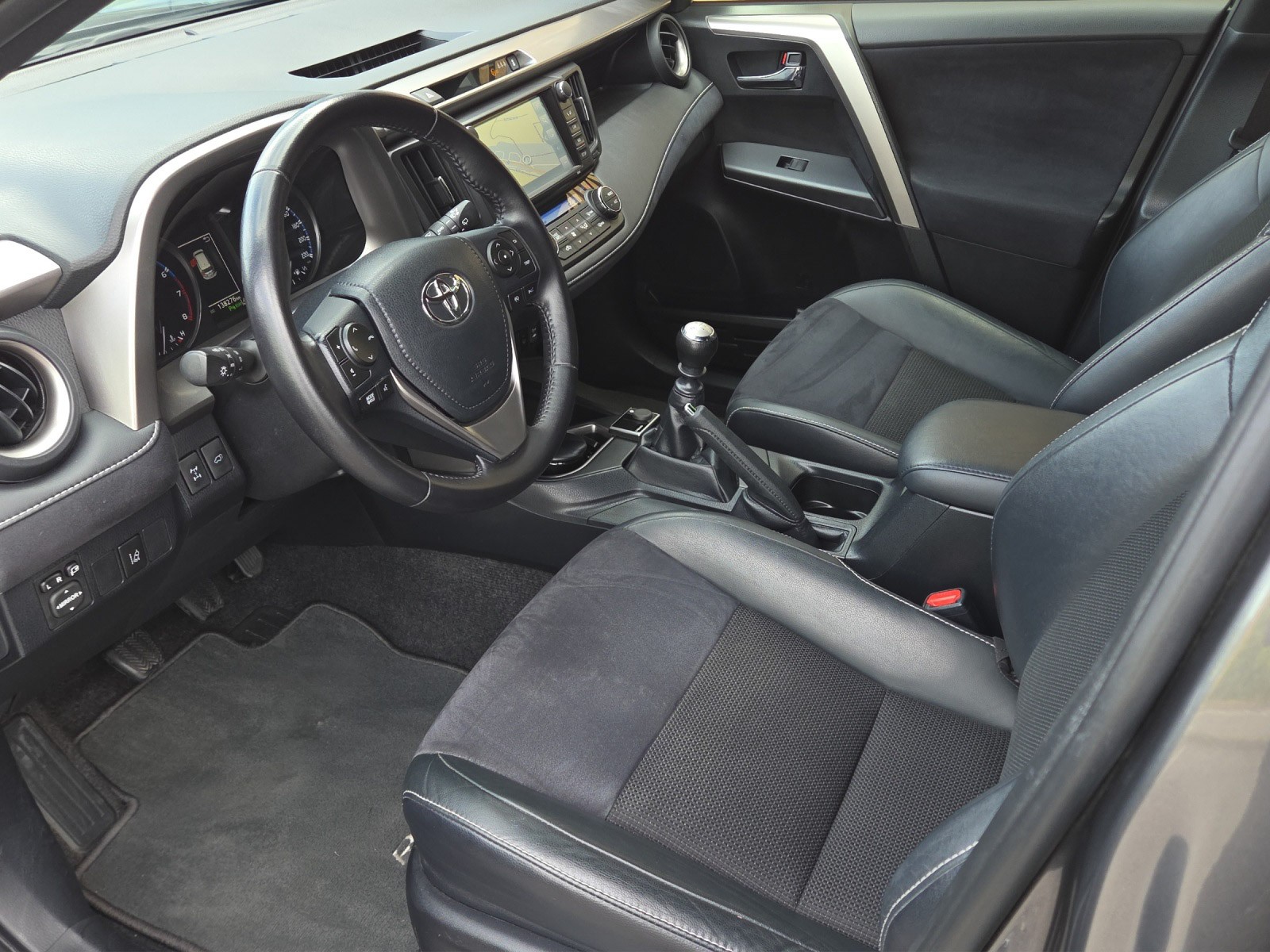 TOYOTA RAV-4 2.0 Style-image-11