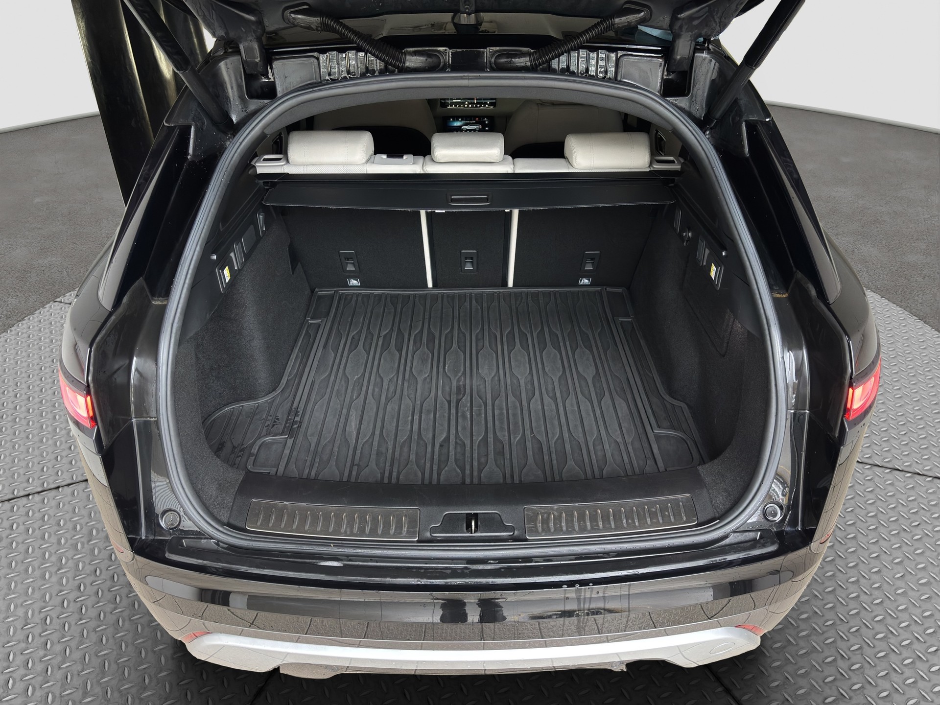 LAND ROVER Range Rover Velar R-Dynamic D 240 SE Automatic-image-17